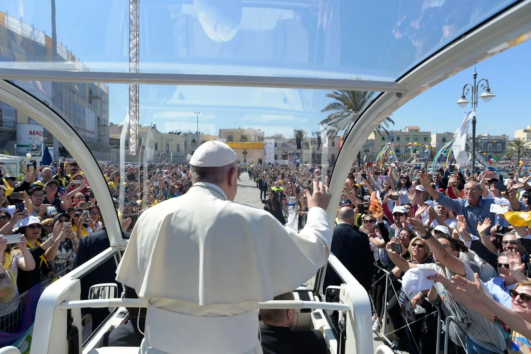 Papa Francisco saludando a los creyentes cuando llega a la ceremonia de conmemoración del 25 aniversario de la muerte de Don Tonino Bello en Alessano. AFP