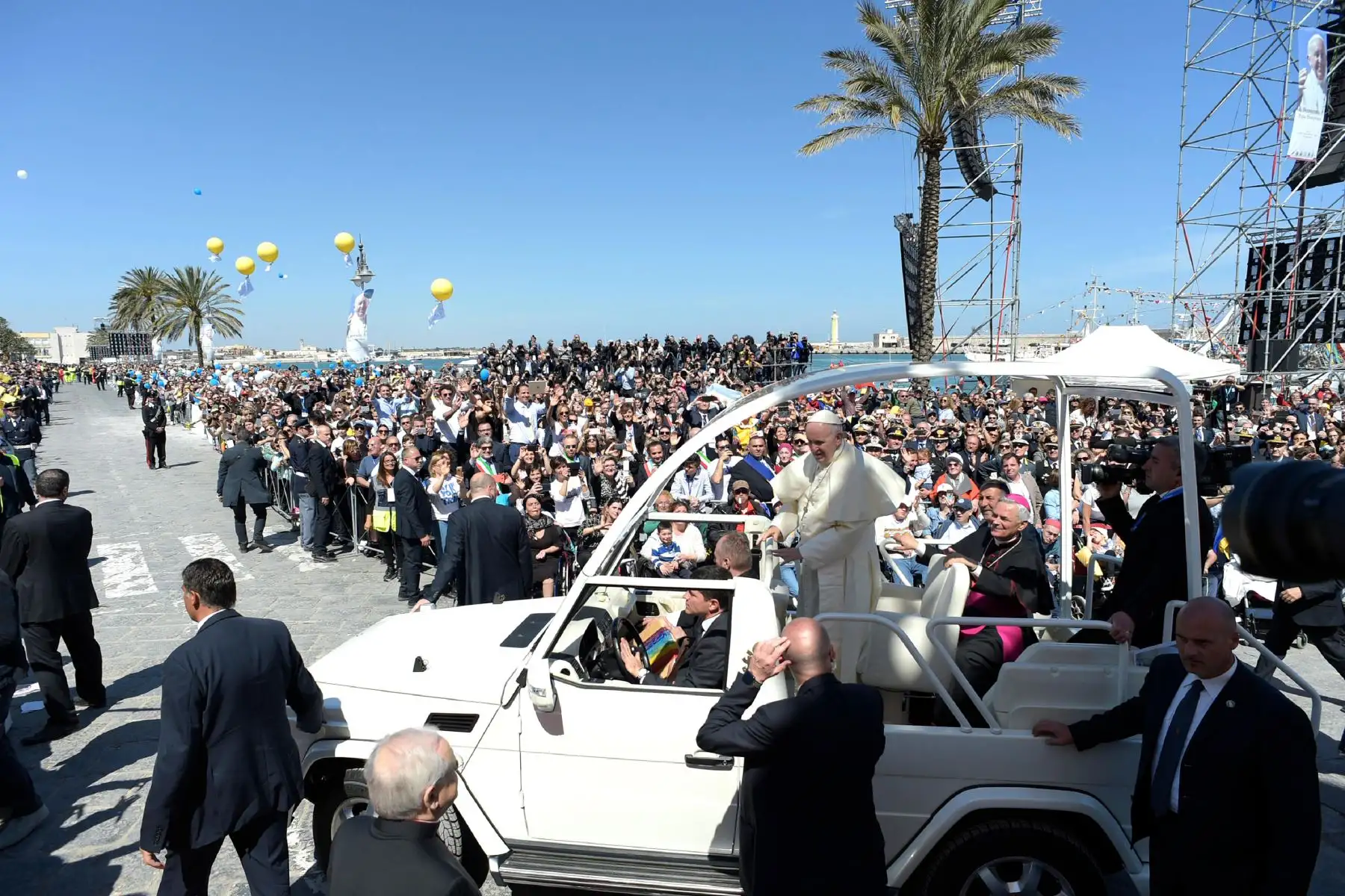 Papa Francisco saludando a la multitud para celebrar una misa en Molfetta, en el sur de Italia. AFP