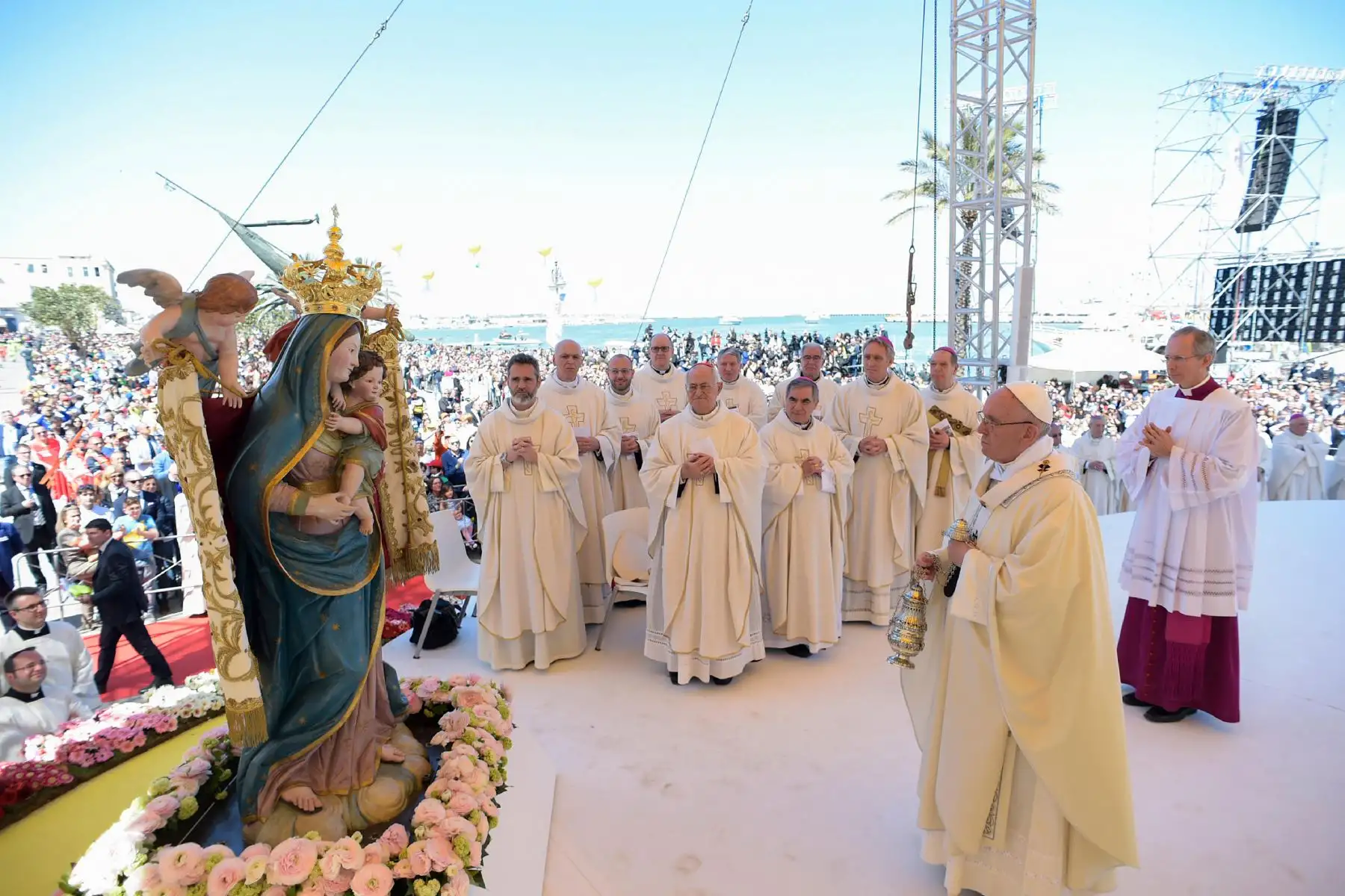Papa Francisco  rezando durante una misa en Molfetta. AFP