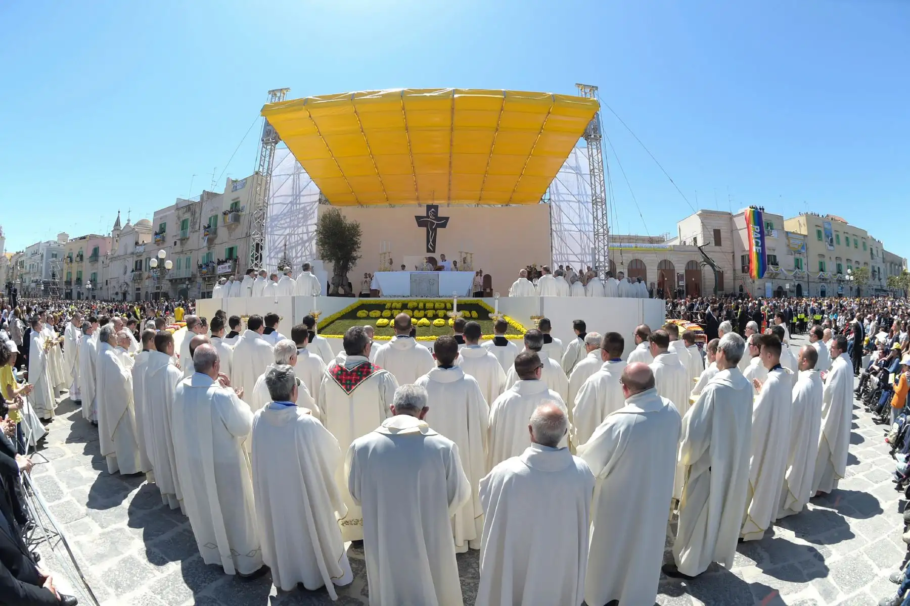 Papa Francisco celebra una misa en Molfetta, en el sur de Italia. AFP