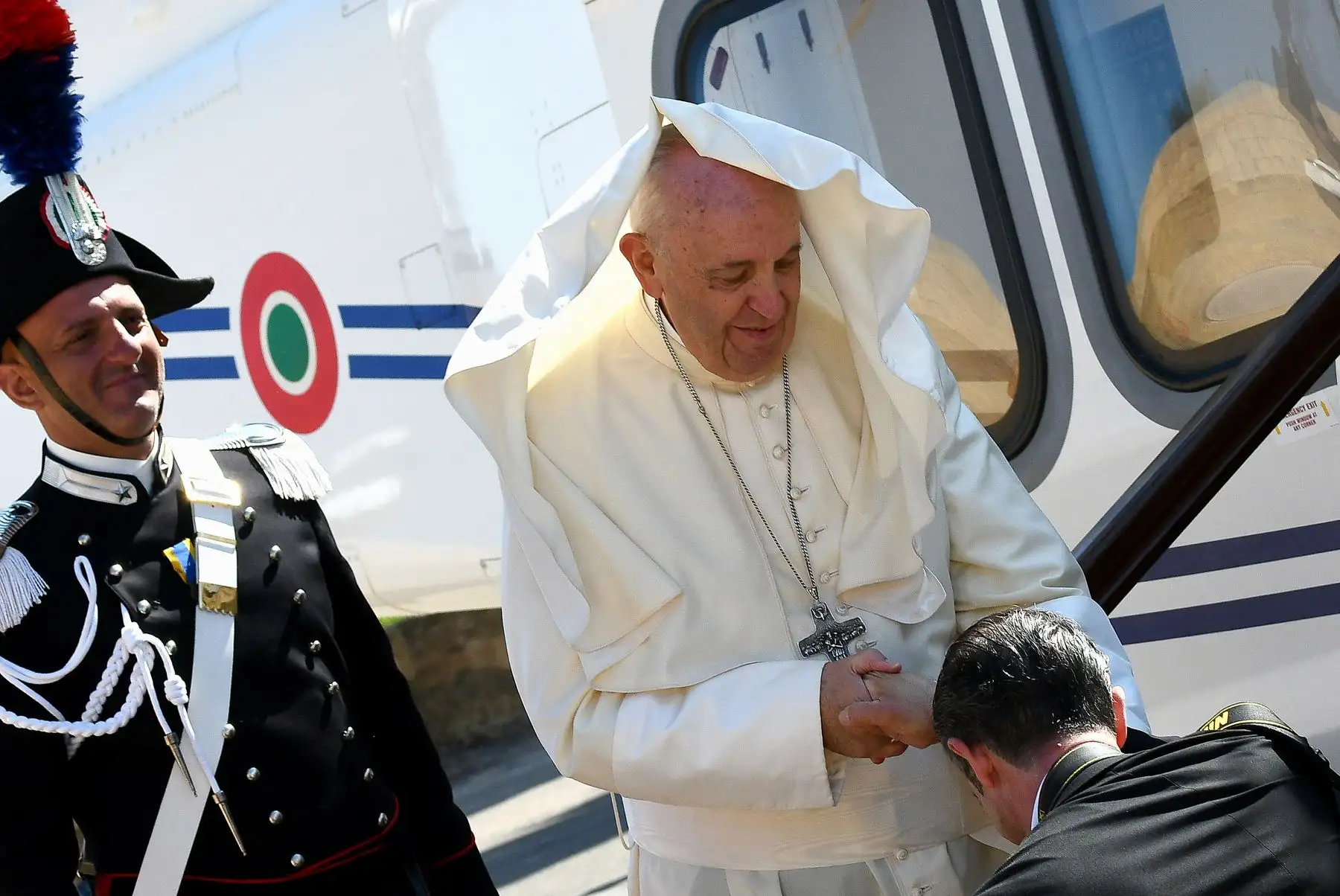 El Papa Francisco es recibido mientras aborda un helicóptero después de las conmemoraciones de Don Tonino Bello en Alessano. AFP