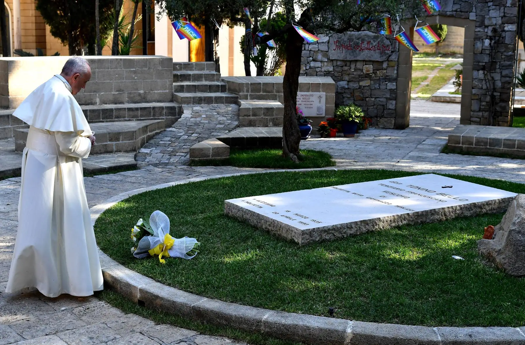 El Papa Francisco reza en la tumba de Don Tonino Bello en el cementerio de Alessano. AFP