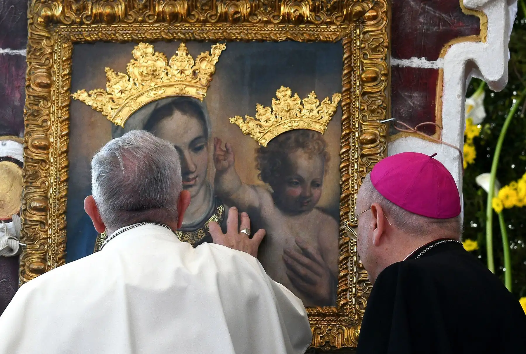 El Papa Francisco toca cuadro de  María y Jesús durante la ceremonia de conmemoración del 25 ° aniversario de la muerte de Don Tonino Bello en Alessano. AFP