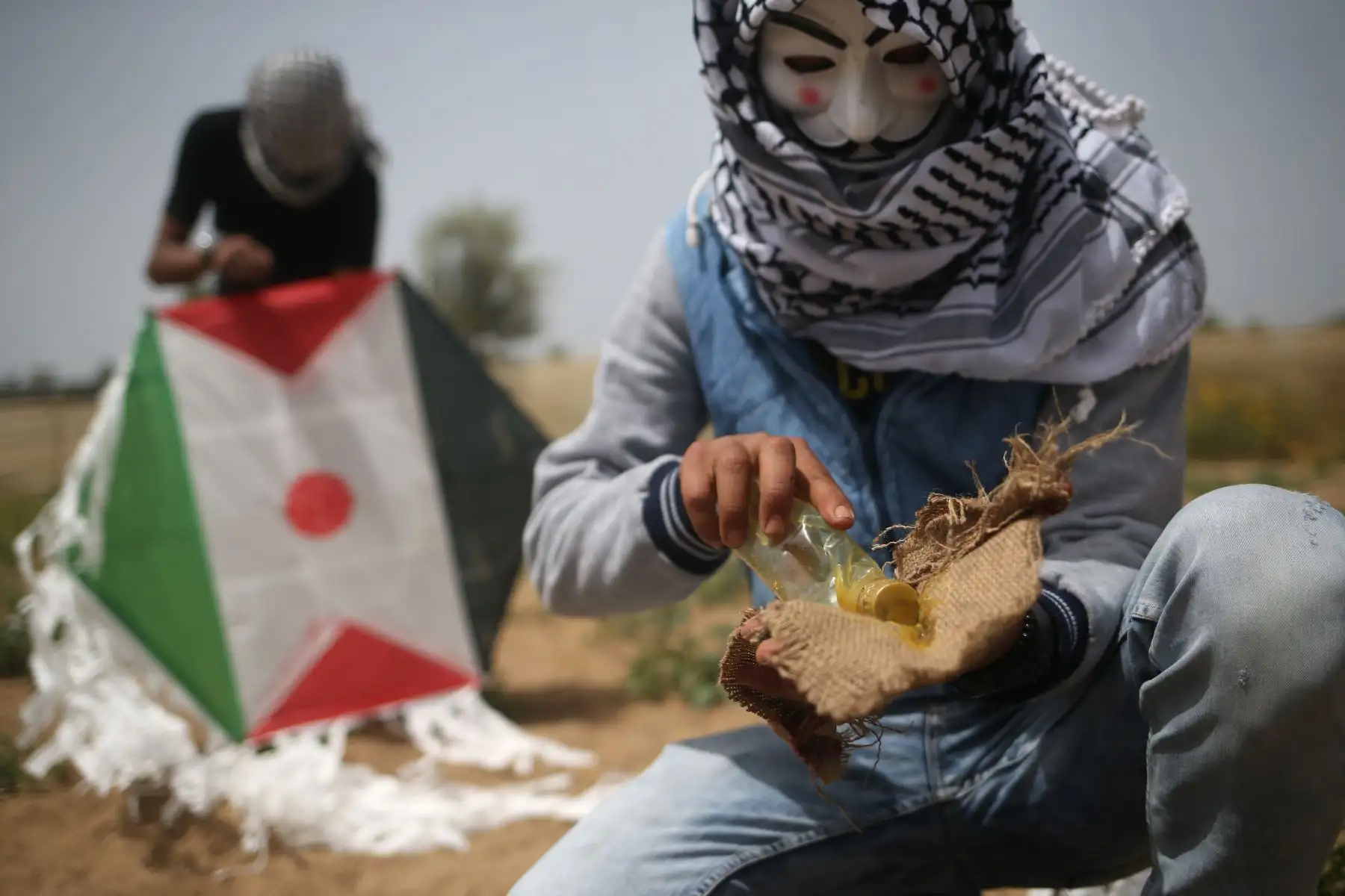 Los palestinos preparan un artefacto incendiario para ser atado a una cometa antes de tratar de sobrevolar la valla fronteriza con Israel, en las afueras del este de la ciudad de Gaza. AFP
