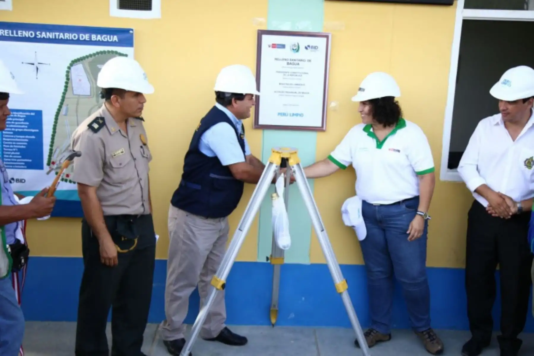 La ministra del Ambiente, Fabiola Muñoz, inauguró en el sector Pasamayo del distrito de Bagua, región Amazonas, un relleno sanitario que beneficiará a alrededor de 37,000 habitantes de las ciudades de La Peca, El Parco, Copallín y Aramango, con la adecuada disposición de los residuos sólidos.