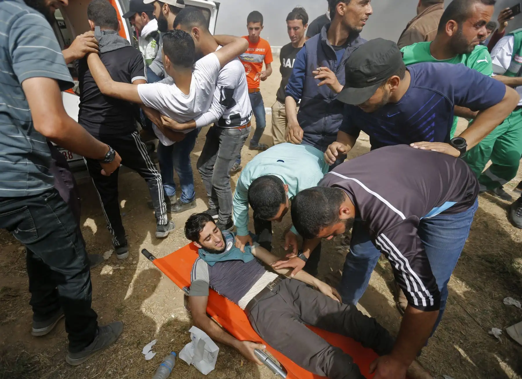 Los paramédicos palestinos atienden a un hombre que resultó herido durante los enfrentamientos con las fuerzas israelíes al otro lado de la frontera en Gaza. AFP
