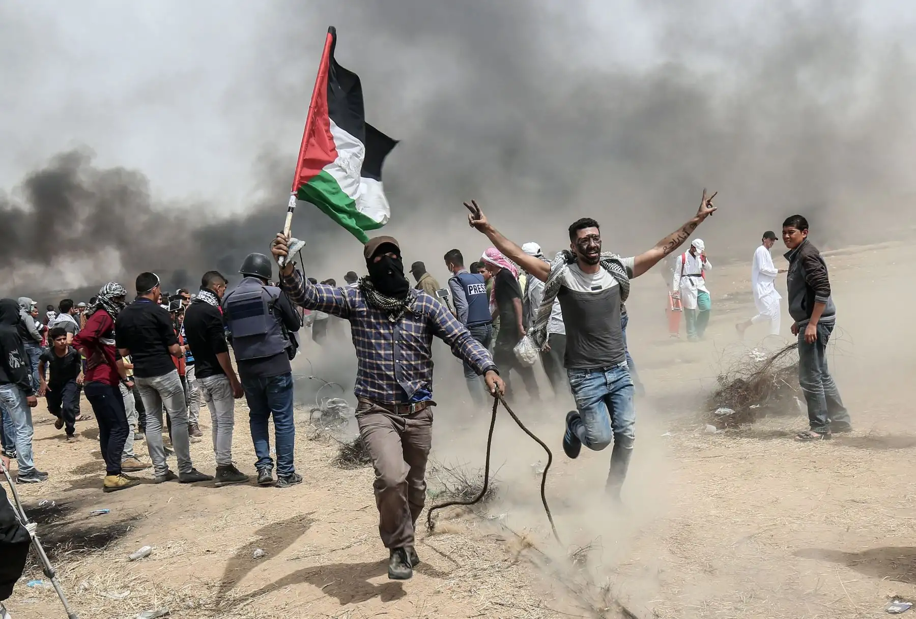 Los manifestantes palestinos tiran de un cable de metal mientras intentan derribar una sección de alambre de púas durante los enfrentamientos con las fuerzas israelíes en Gaza. AFP