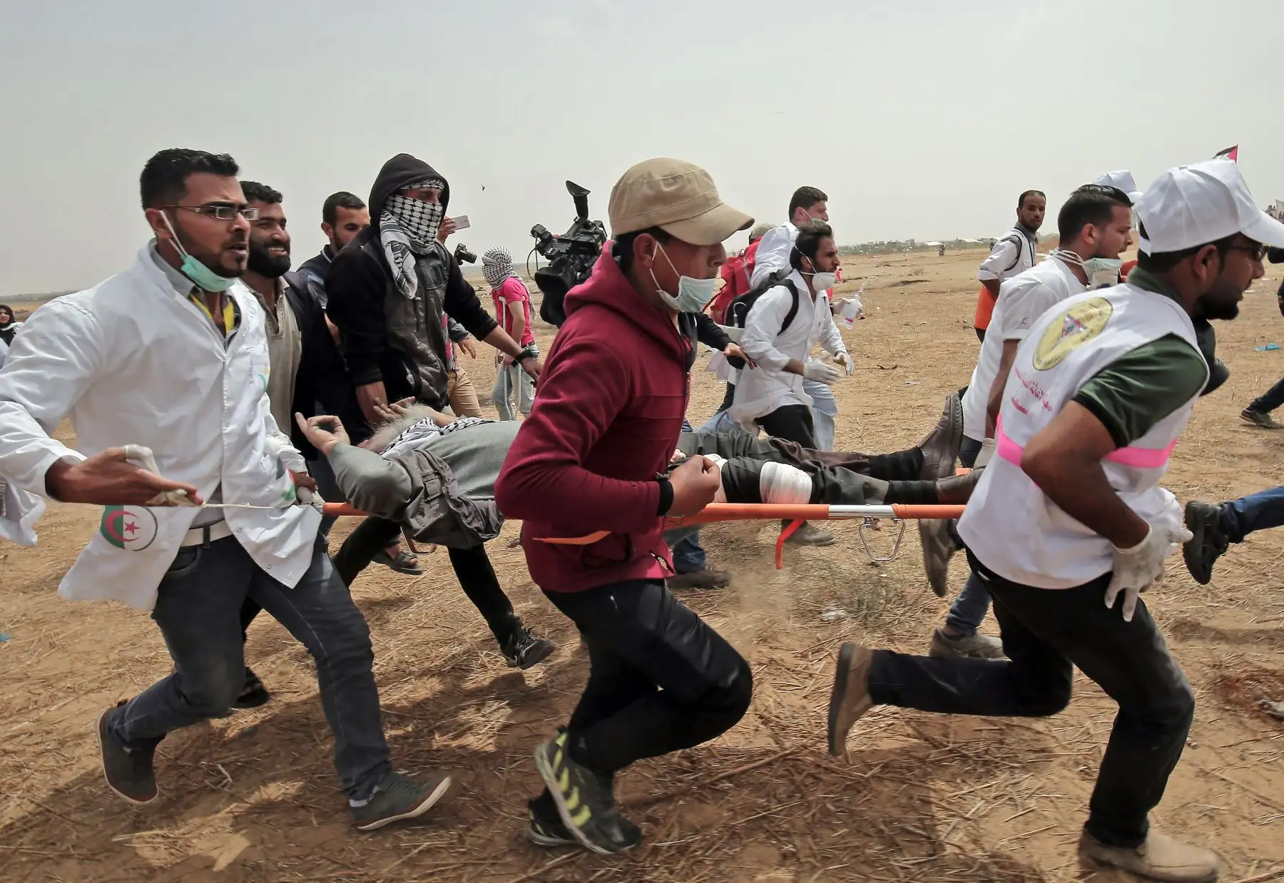 Médicos palestinos evacuan a un manifestante herido durante enfrentamientos con las fuerzas israelíes en Gaza. AFP