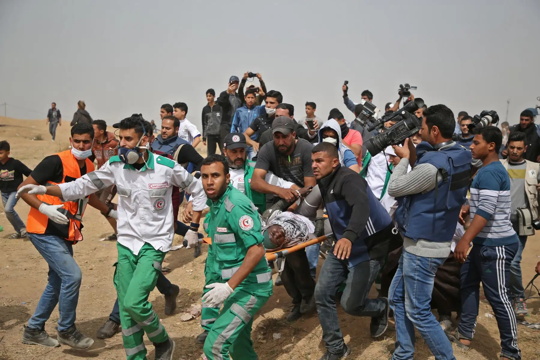 Médicos palestinos evacuan a un manifestante herido durante enfrentamientos con las fuerzas israelíes en Gaza. AFP
