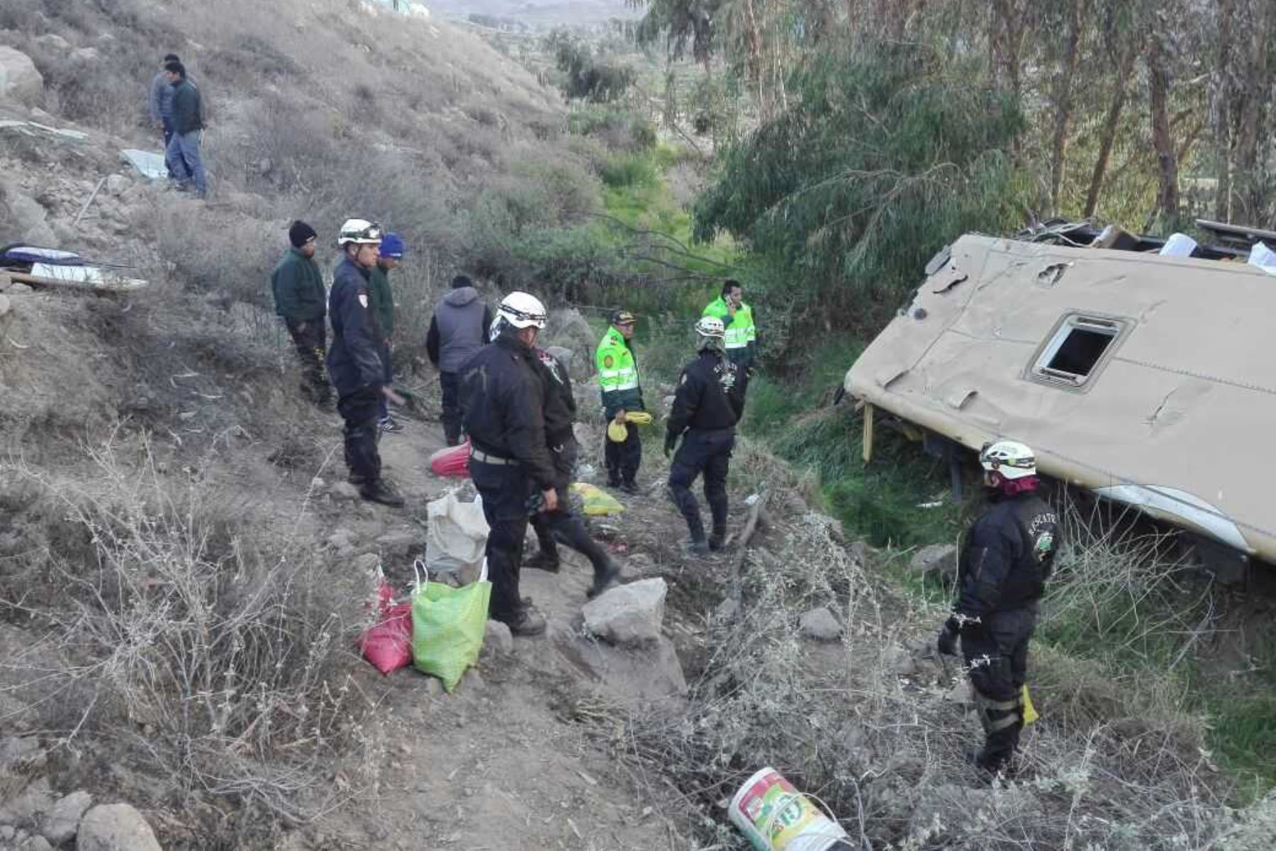 Al menos siete personas perdieron la vida y otras 23 resultaron heridas tras la caída del bus de transporte interprovincial a un abismo en la vía Cotahuasi- Arequipa.