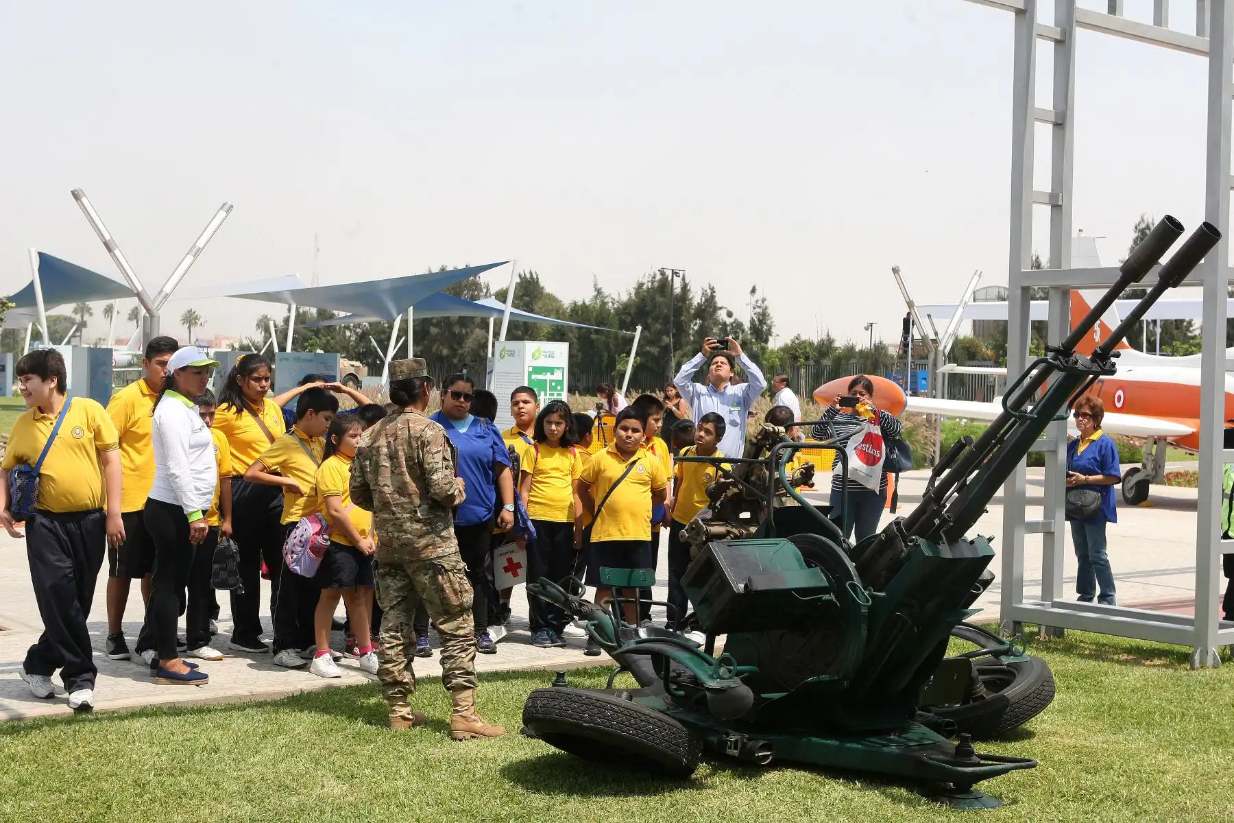 Diferentes colegios visitan festival del aire,con motivo de celebrarse el 104 aniversario del natalicio del Capitan FAP Jose Abelardo Quiñones Gonzales.Foto:ANDINA/Héctor Vinces.