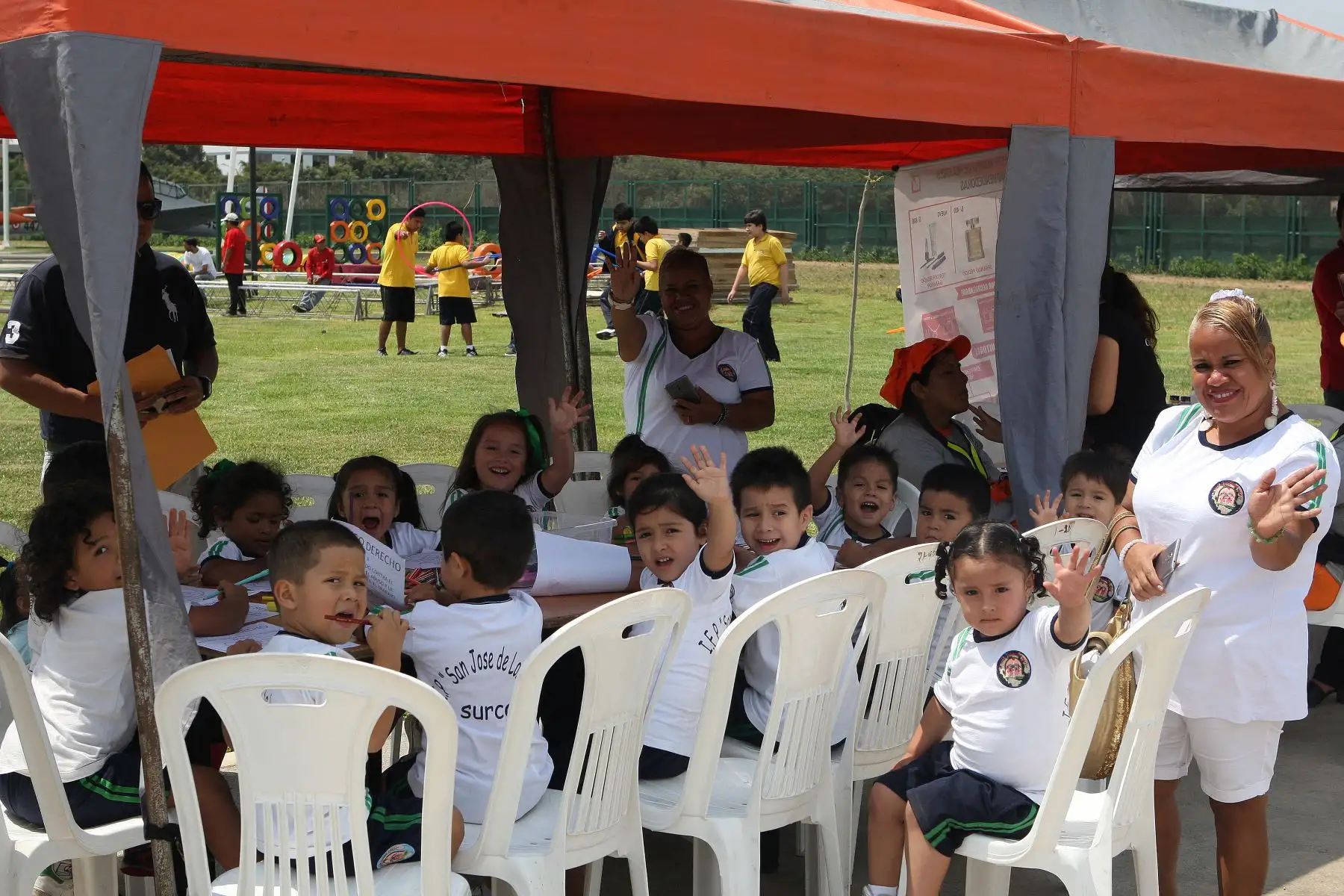Diferentes colegios visitan,  festival del aire,con motivo de celebrarse el 104 aniversario del natalicio del Capitan FAP Jose Abelardo Quiñones Gonzales.Foto:ANDINA/Héctor Vinces.