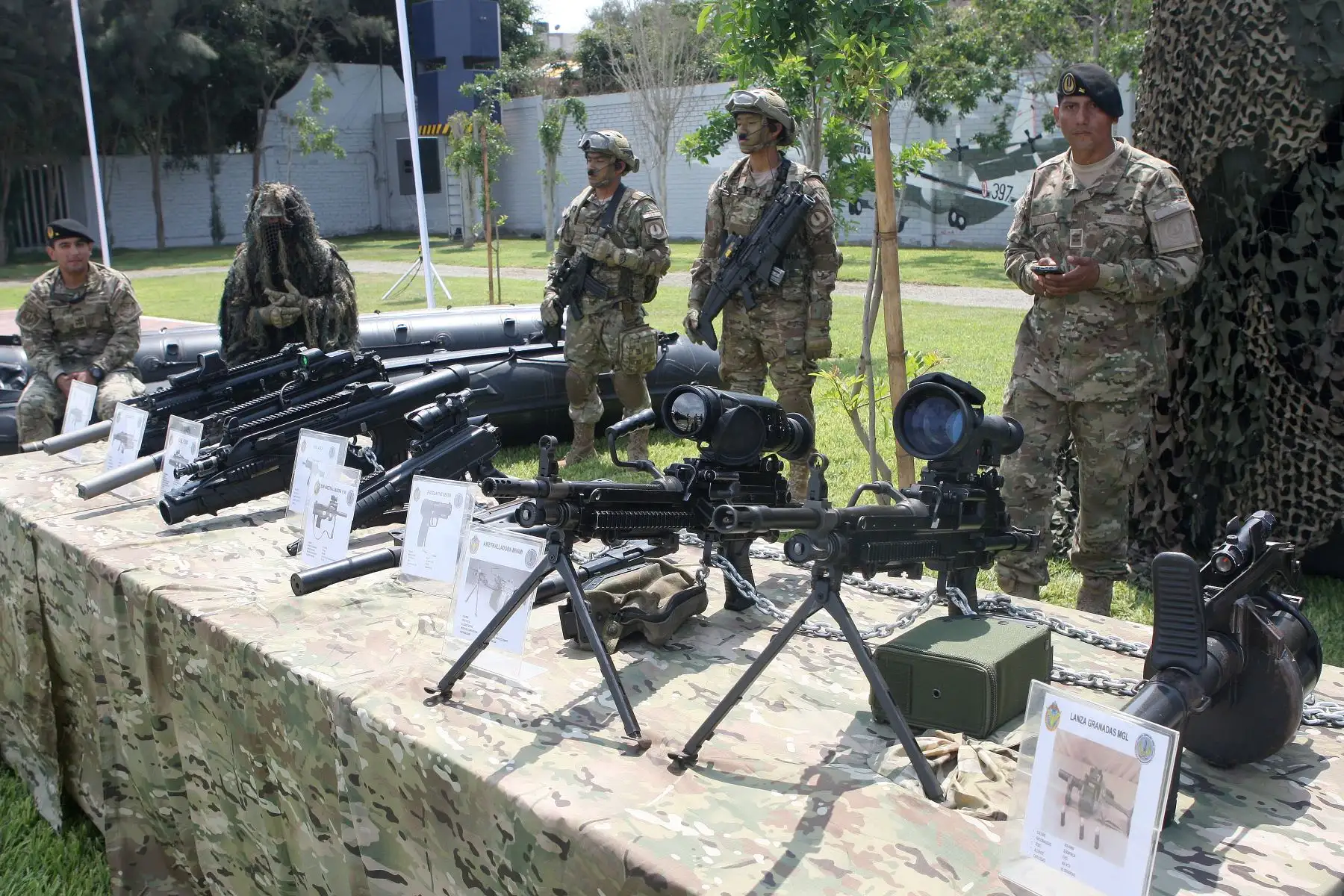Soldados de la Fuerza aerea del Perú en festival del aire,con motivo de celebrarse el 104 aniversario del natalicio del Capitan FAP Jose Abelardo Quiñones Gonzales.Foto:ANDINA/Héctor Vinces.
