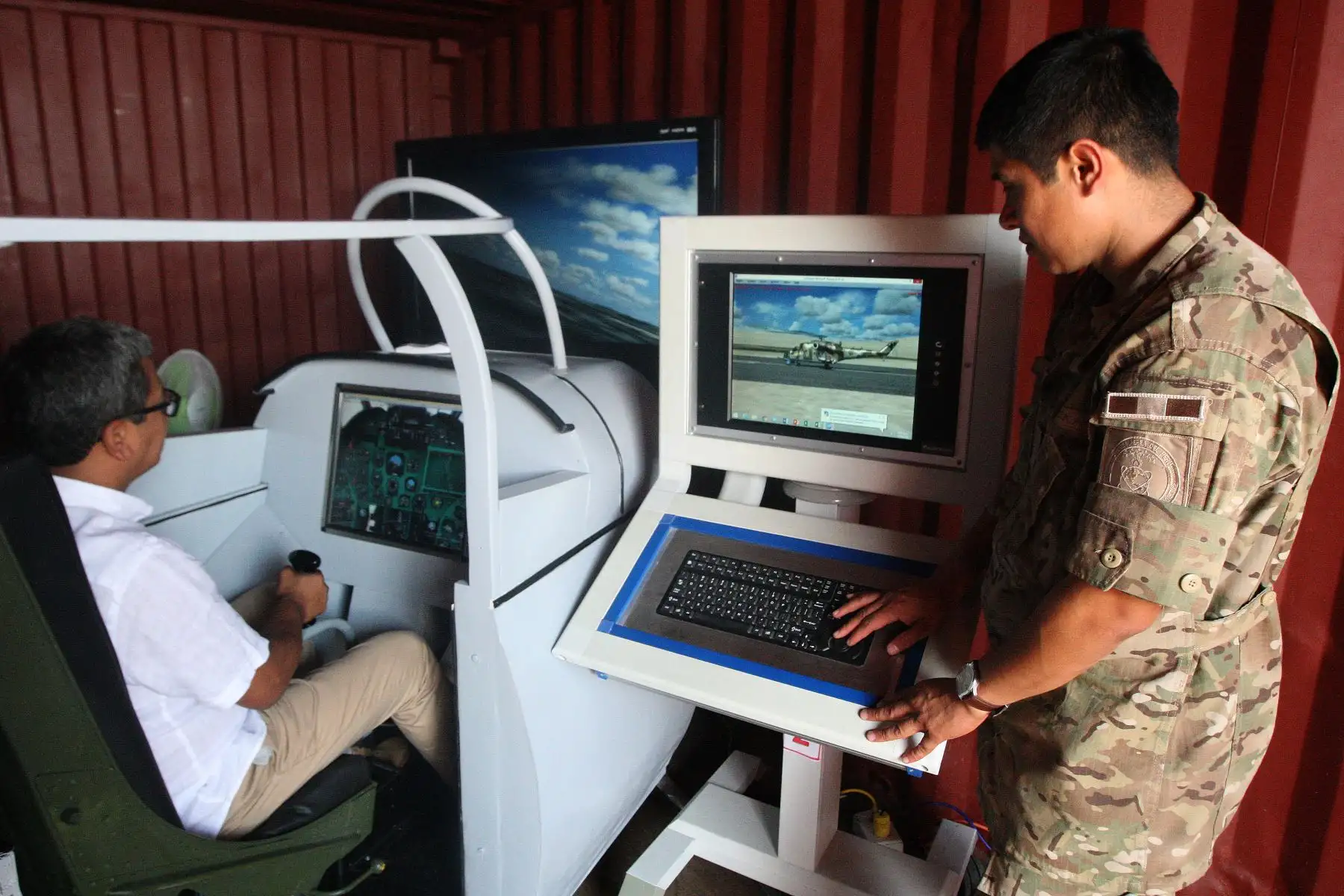 Soldados de la Fuerza aerea del Perú en festival del aire,con motivo de celebrarse el 104 aniversario del natalicio del Capitan FAP Jose Abelardo Quiñones Gonzales.Foto:ANDINA/Héctor Vinces.