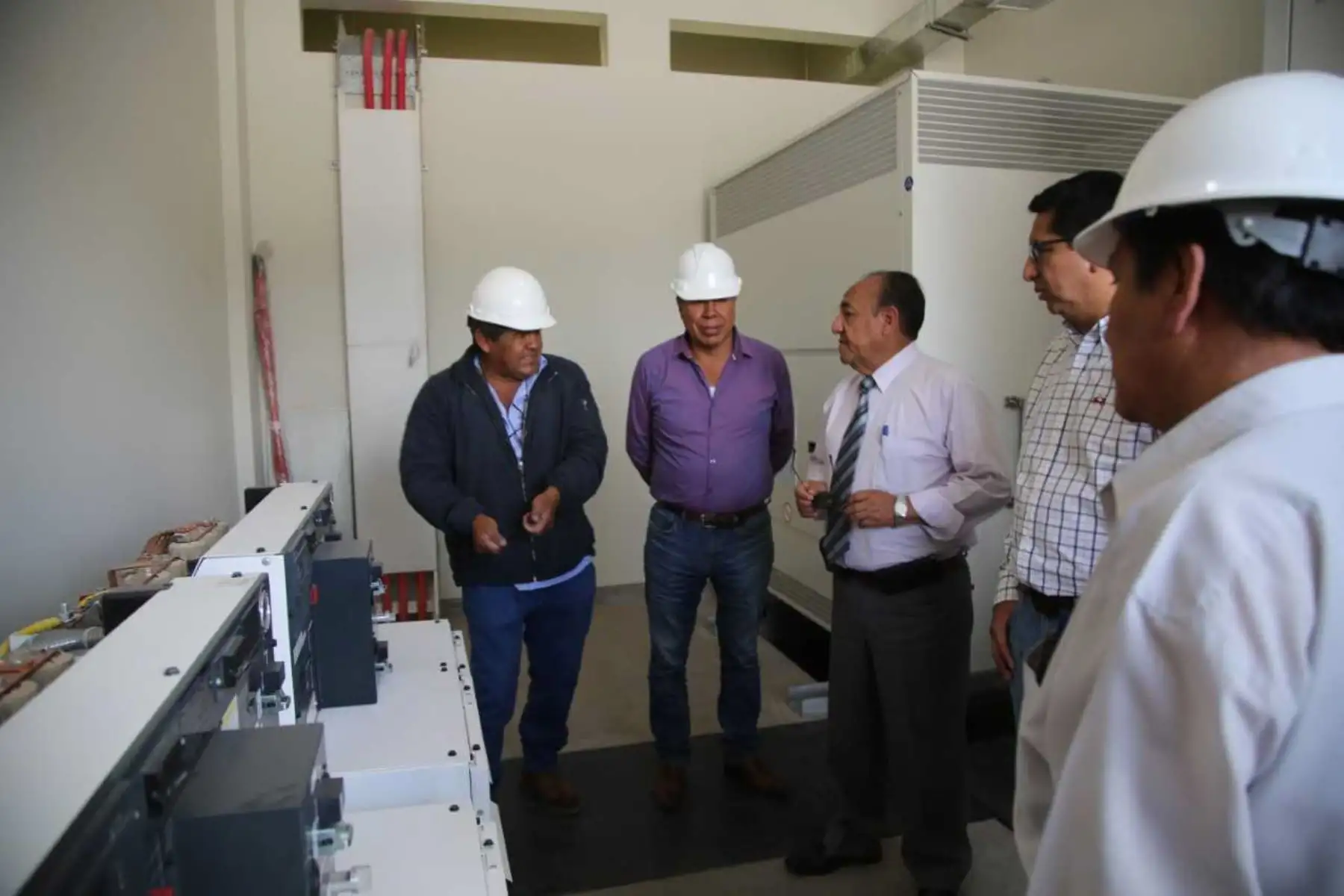 El vicegobernador regional de Ayacucho, Víctor De la Cruz Eyzaguirre, supervisó los trabajos de instalación eléctrica en el Hospital Regional de Ayacucho III-1 “Miguel Ángel Mariscal Llerena”, donde verificó la subestación eléctrica de la moderna infraestructura.