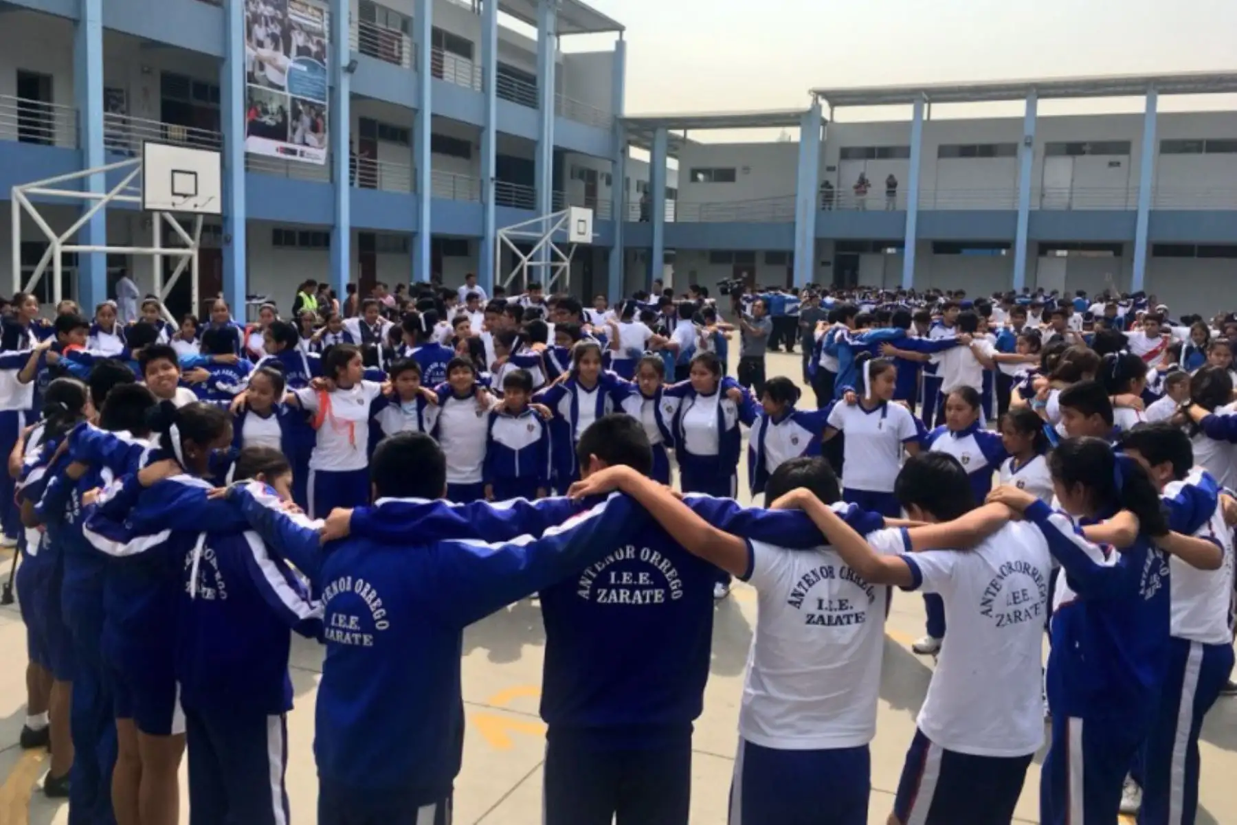 Un total de 94,263 colegios públicos y privados del país participaron hoy en el Primer Simulacro Nacional Escolar organizado por el Ministerio de Educación (Minedu), con el objetivo de que estas instituciones pongan a prueba sus planes de contingencia ante un sismo de gran intensidad.