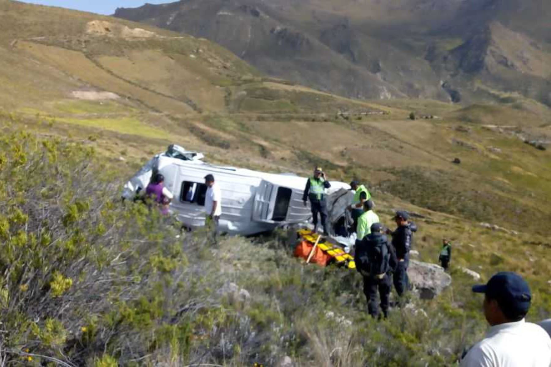 Dos turistas de nacionalidad alemana perdieron hoy la vida luego que se despistara la minivan en la que se trasladaban hacia el valle del Colca. El accidente ocurrió en el sector de Palacchilla, a cinco minutos de la ciudad de Chivay, capital de la provincia de Caylloma, en Arequipa.