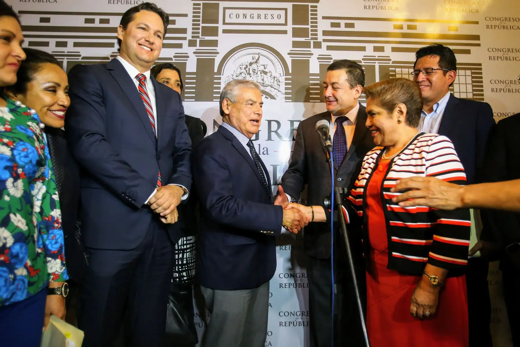 Al final de la rueda de prensa posaron para la fotografía de estilo con cordiales saludos. Foto: ANDINA/Luis Iparraguirre