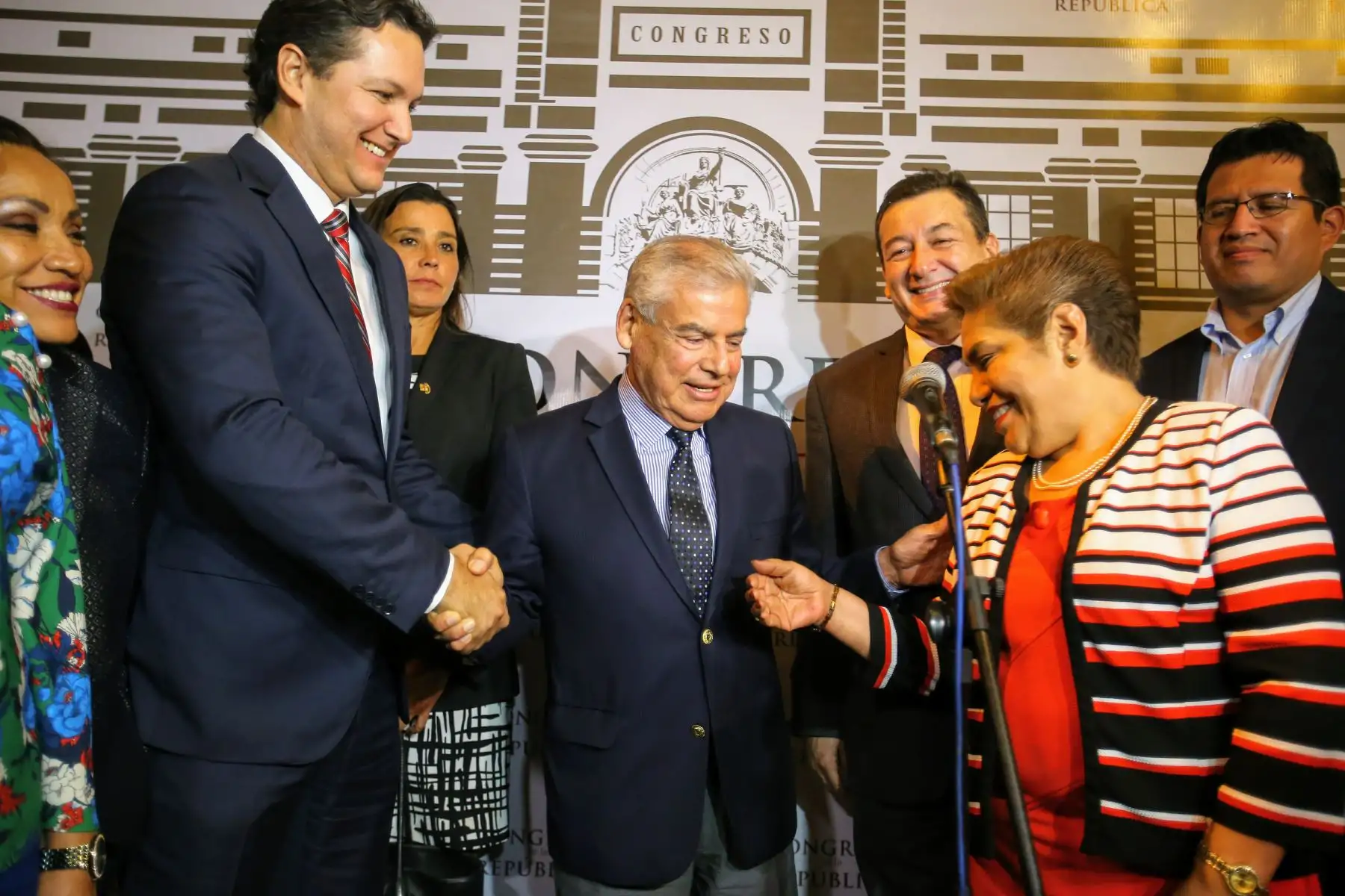 Al final de la rueda de prensa posaron para la fotografía de estilo con cordiales saludos. Foto: ANDINA/Luis Iparraguirre