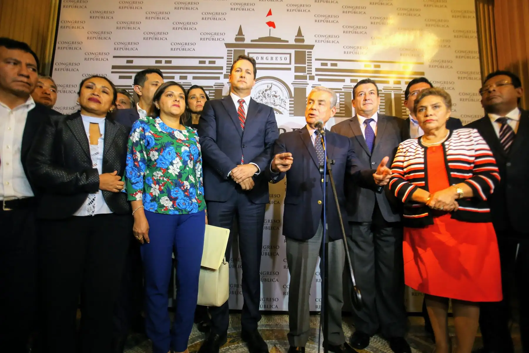 Presidente del Consejo de Ministros, César Villanueva, se dirige a la prensa dando alcances de su reunión con la bancada fujimorista. Foto: ANDINA/Luis Iparraguirre