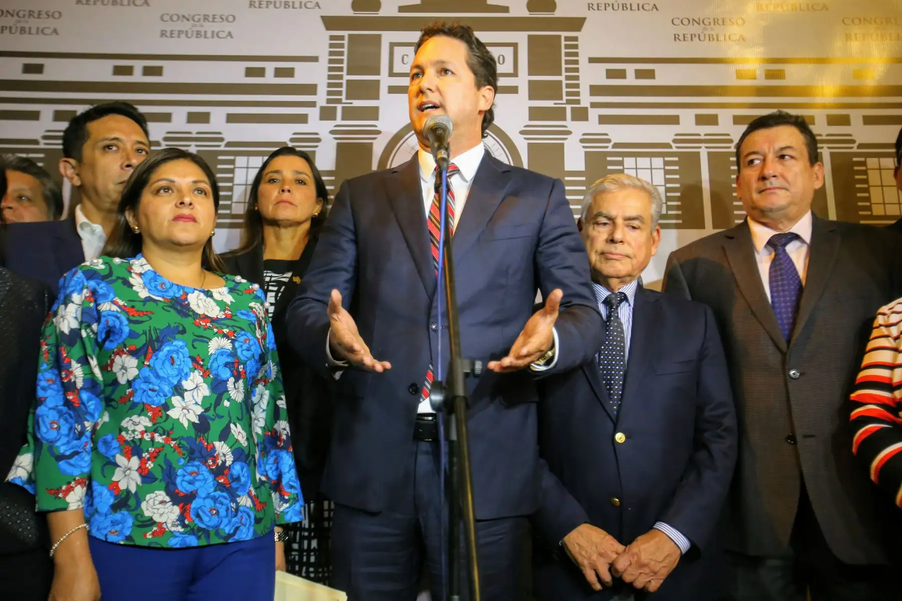 Luego de la reunión, el vocero de Fuerza Popular da pormenores de la misma. Foto: ANDINA/Luis Iparraguirre