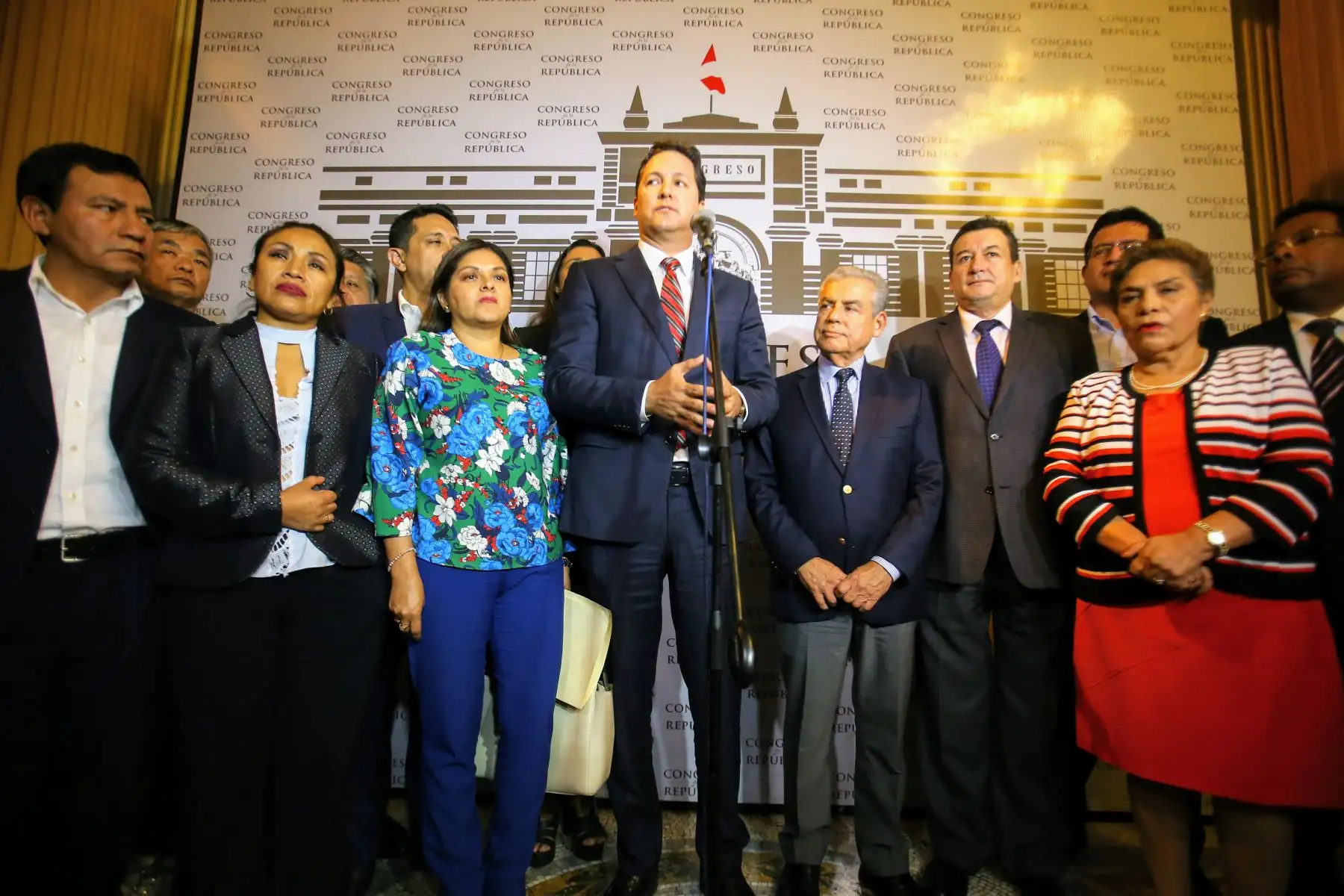 Presidente del Consejo de Ministros, César Villanueva, se reune con miembros de la bancada de Fuerza Popular en el Congreso de la República. Foto: ANDINA/Luis Iparraguirre