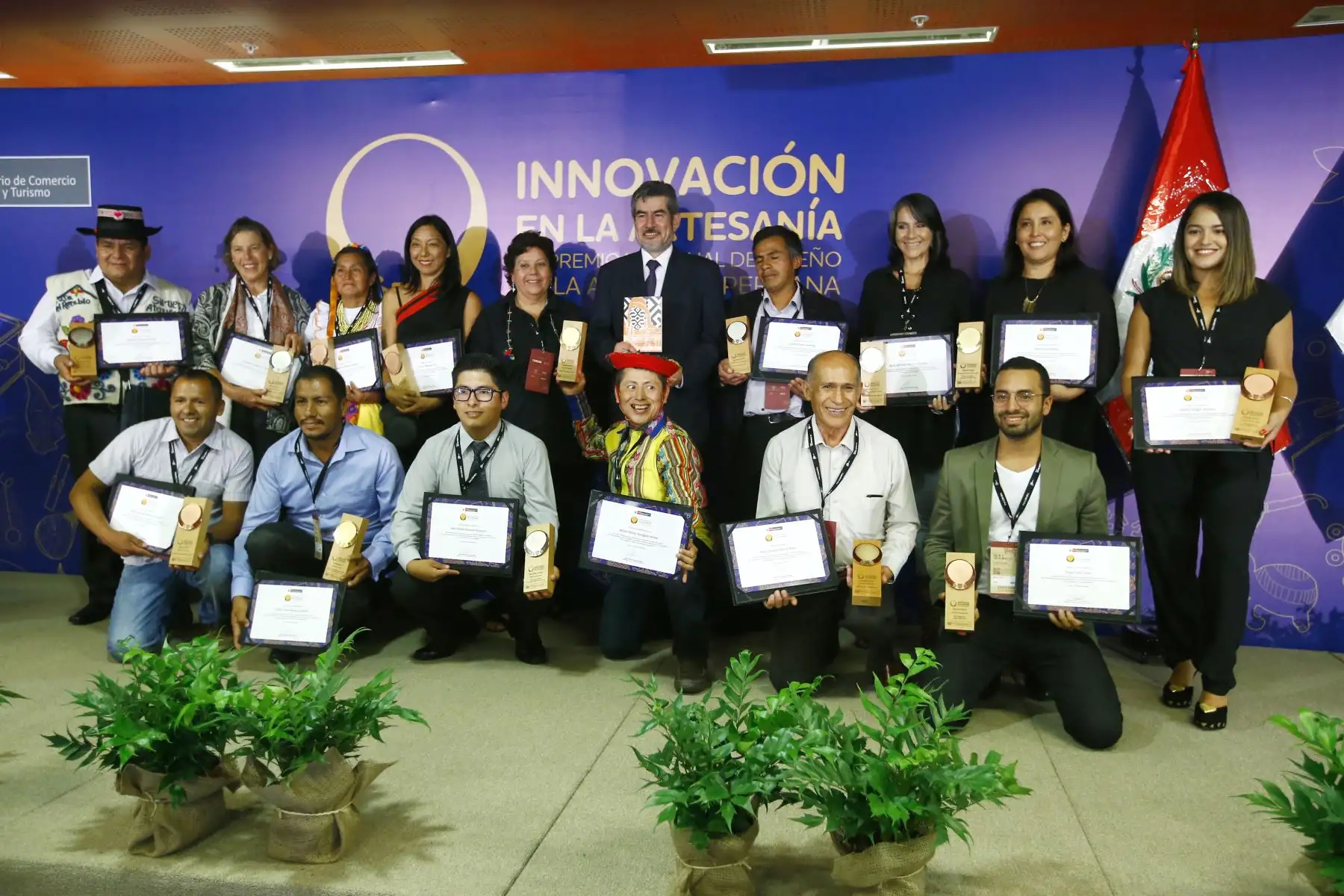 Ministro de Comercio Exterior y Turismo, Roger Valencia, con los artesanos premiados. ANDINA/Melina Mejía