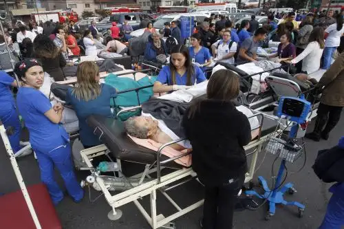 Tres muertos y unos 50 heridos en una explosión de gas en clínica del sur de Chile.