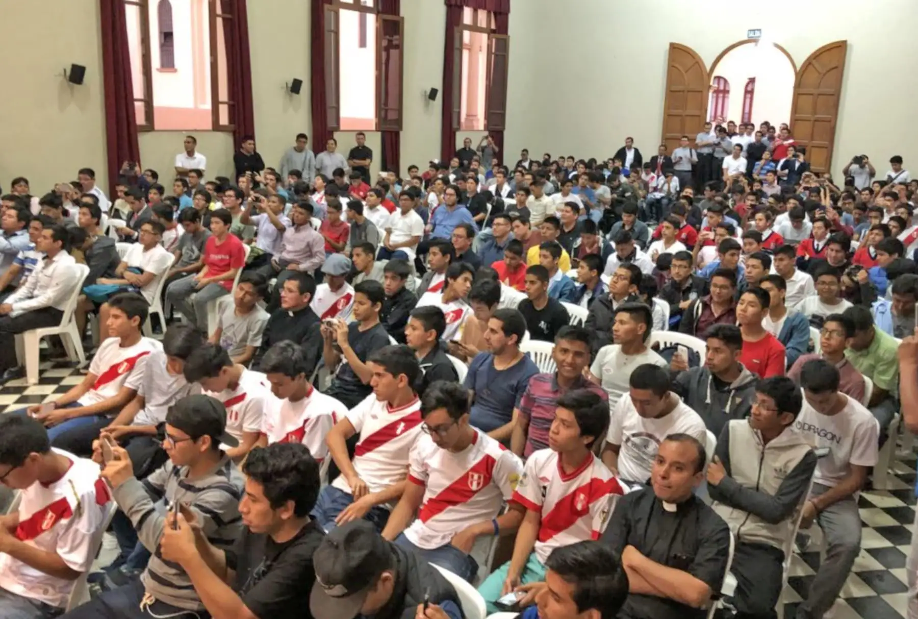 Ricardo Gareca se reunió con jóvenes en Seminario Santo Toribio de Mogrovejo.Foto: ANDINA/Twiter