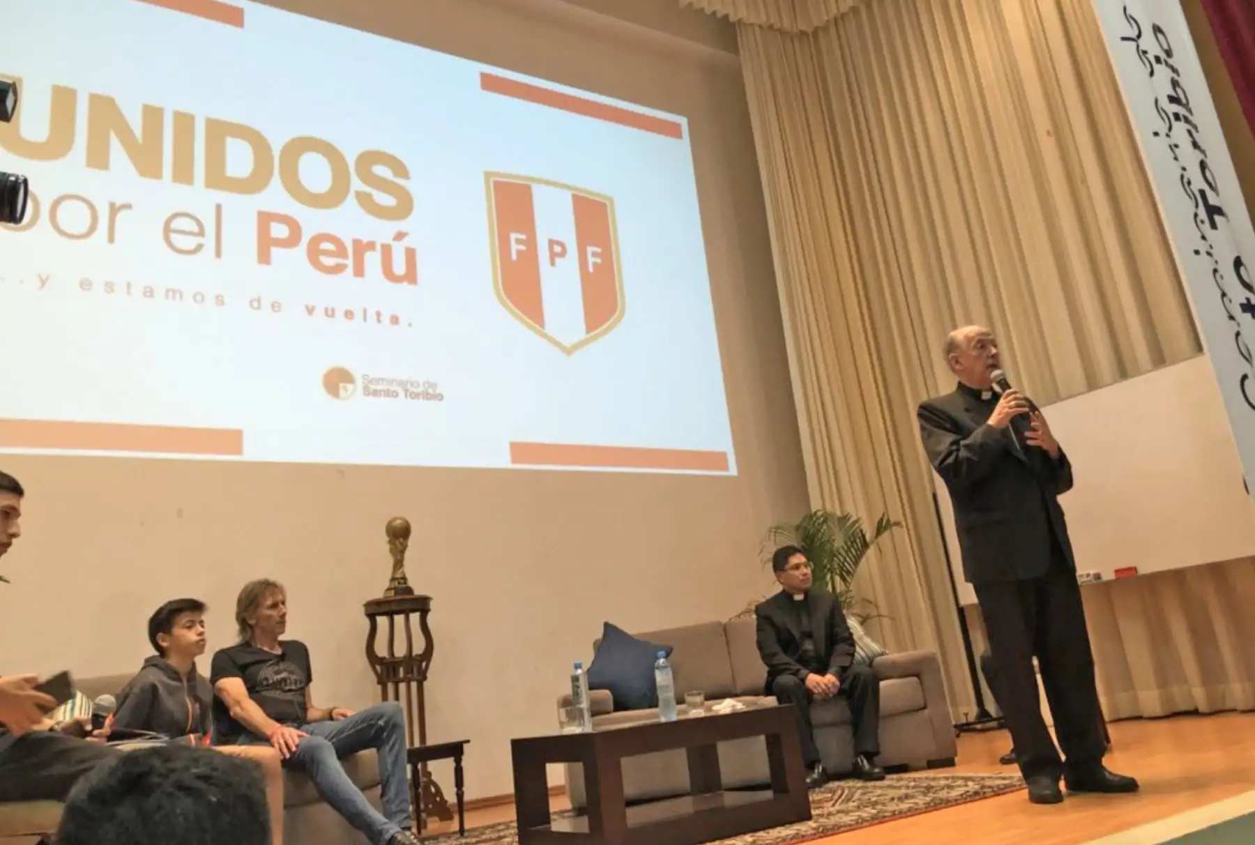 Ricardo Gareca se reunió con jóvenes en Seminario Santo Toribio de Mogrovejo.Foto: ANDINA/Twiter