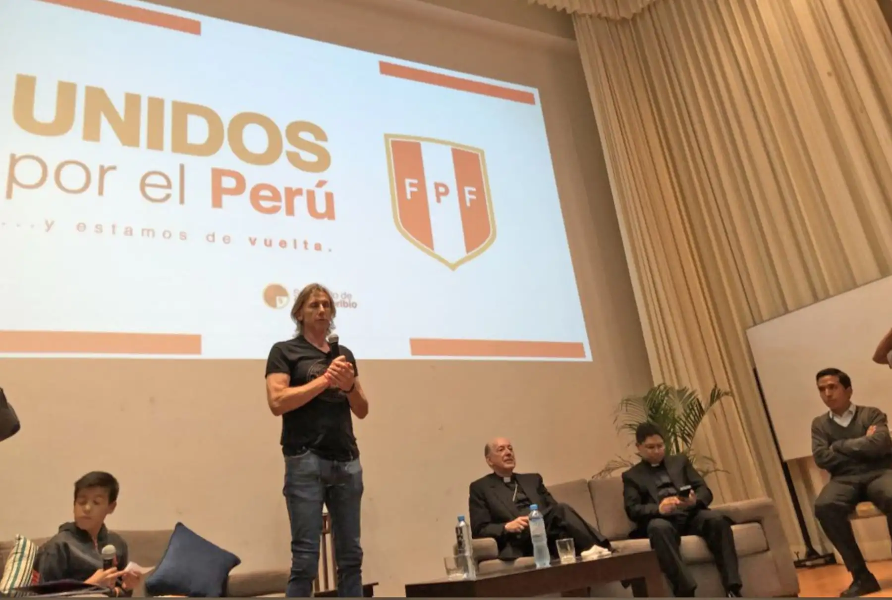 Ricardo Gareca se reunió con jóvenes en Seminario Santo Toribio de Mogrovejo. Foto: ANDINA/Twiter