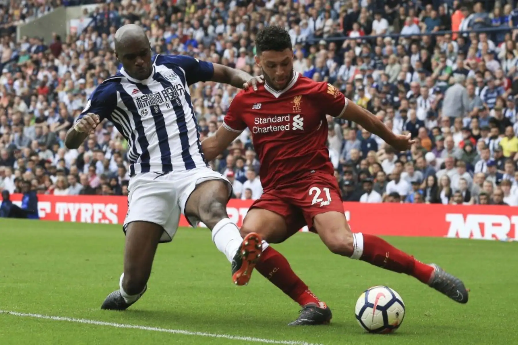 El centrocampista inglés del Liverpool Alex Oxlade-Chamberlain y el defensa camerunés Albion Allan Nyom, durante el partido de fútbol de la Premier League inglesa entre West Bromwich Albion y Liverpool.Foto:AFP