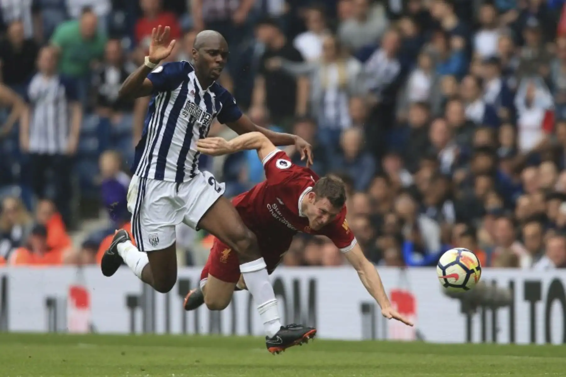 El defensa camerunés nacido en Francia del West Bromwich Albion Allan Nyom lucha con el mediocampista inglés Liverpool James Milner durante el partido de fútbol de la Premier League inglesa entre West Bromwich Albion y Liverpool Foto:AFP
