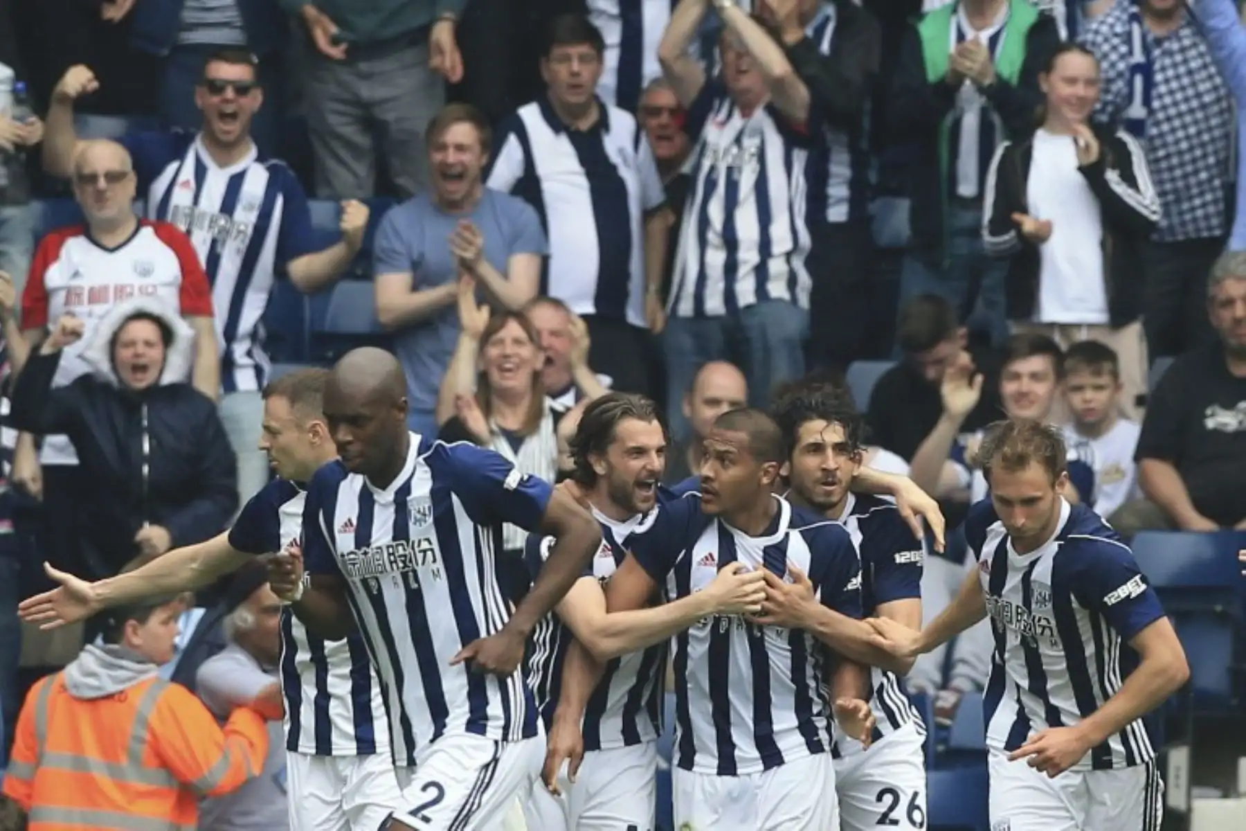 El venezolano  Albion Salomon Rondon celebra con sus compañeros de equipo después de marcar su segundo gol para igualar 2-2 durante el partido de fútbol de la Premier League inglesa entre West Bromwich Albion y Liverpool .Foto:AFP