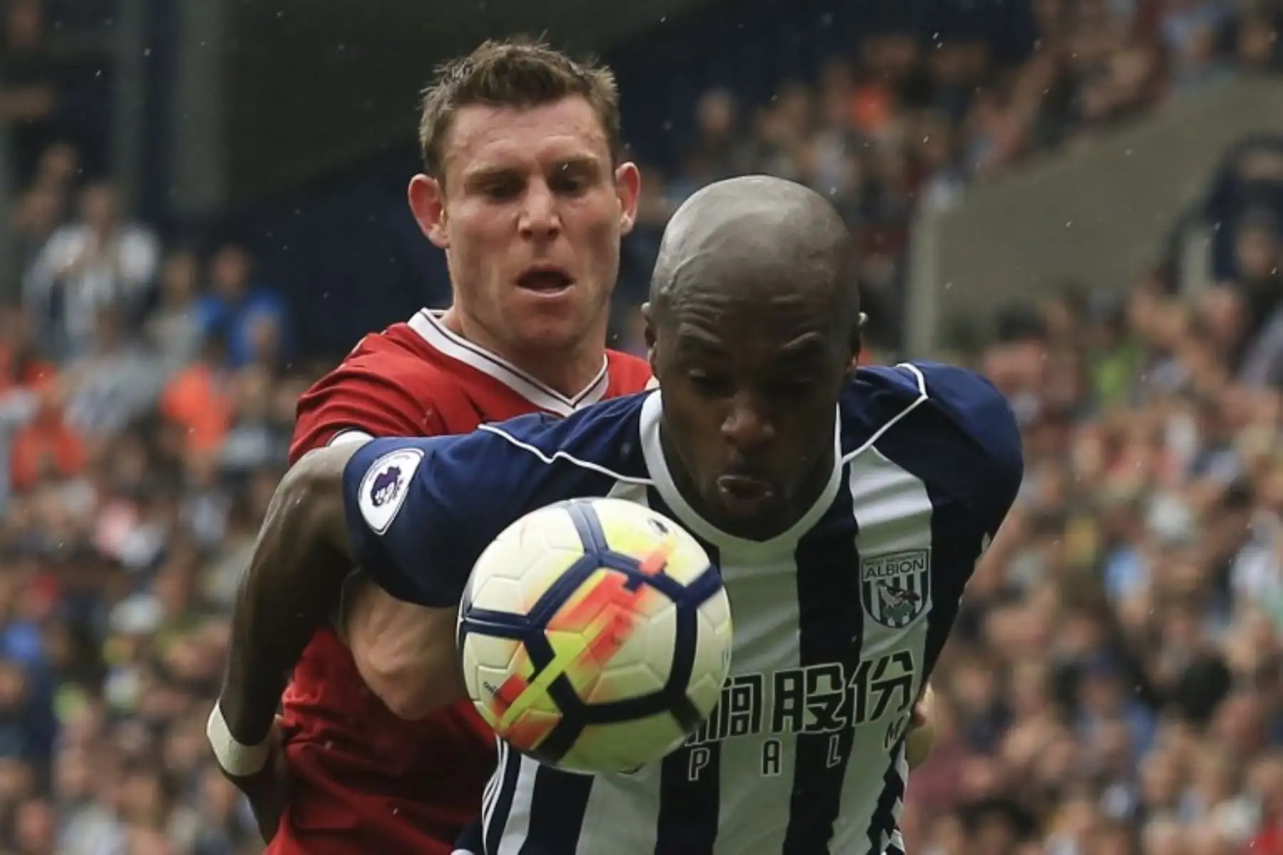 El centrocampista inglés del Liverpool James Milner compite con el defensor camerunés Allan Nyom  de West Bromwich Albion durante el partido de fútbol de la Premier League inglesa entre West Bromwich Albion y Liverpool.Foto:AFP