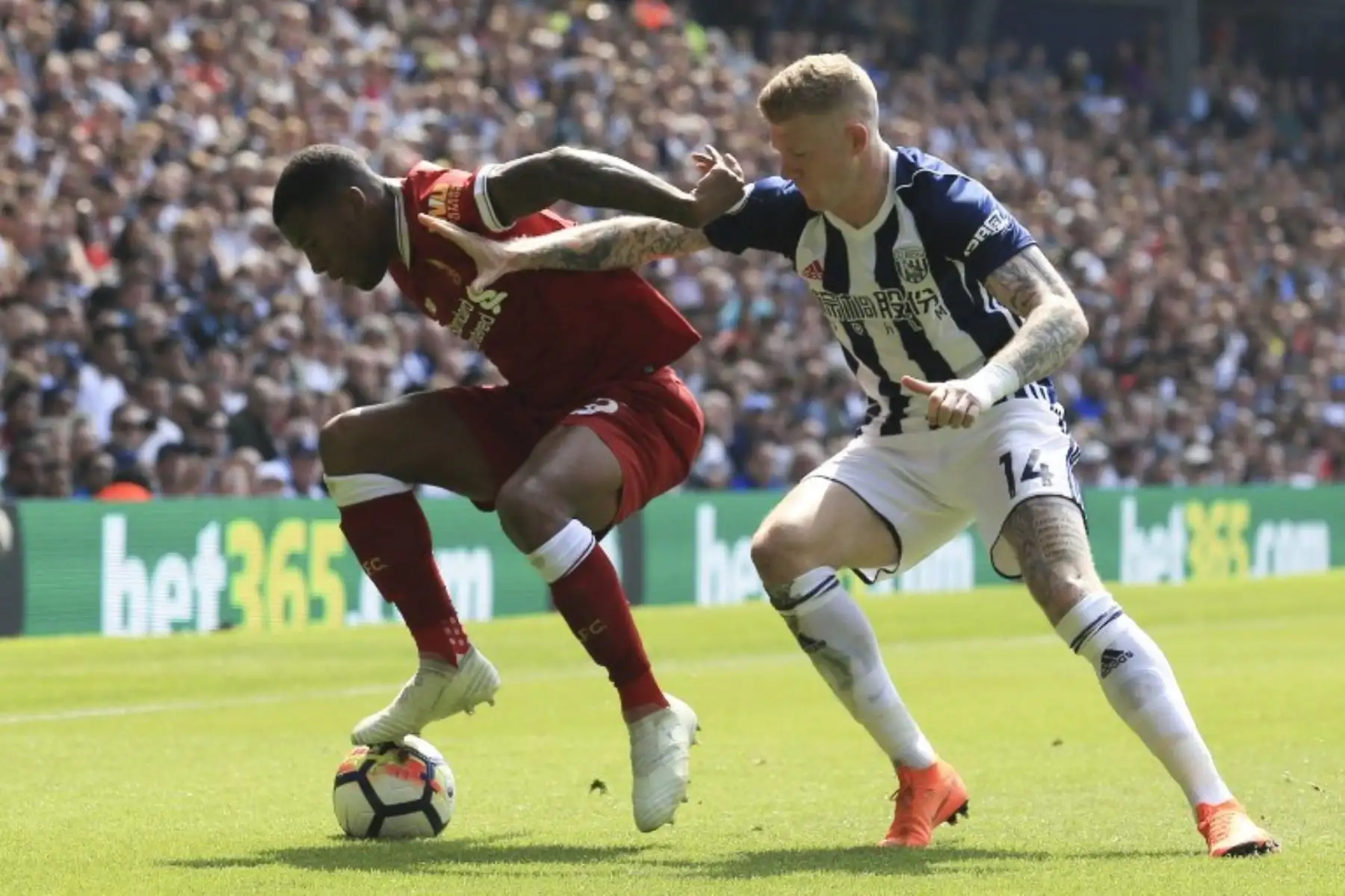 El centrocampista holandés del Liverpool Georginio Wijnaldum intenta detener al irlandés James McClean, durante el partido de fútbol de la Premier League inglesa entre West Bromwich Albion y Liverpool.Foto:AFP