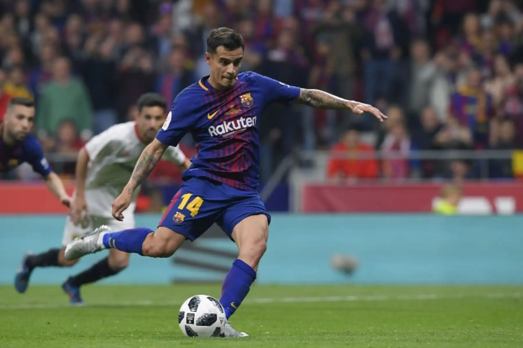 El centrocampista brasileño del equipo brasileño Philippe Coutinho lanza un penal y marca durante el partido final de la Copa del Rey (Sevilla) contra el FC Barcelona en el estadio Wanda Metropolitano de Madrid.Foto:AFP