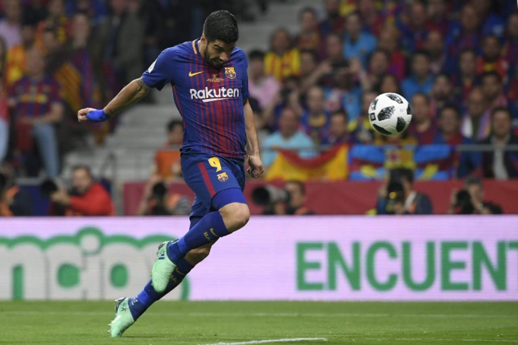 El delantero uruguayo del Barcelona, Luis Suárez, mira el balón durante el partido de fútbol final de la Copa del Rey.Foto:AFP