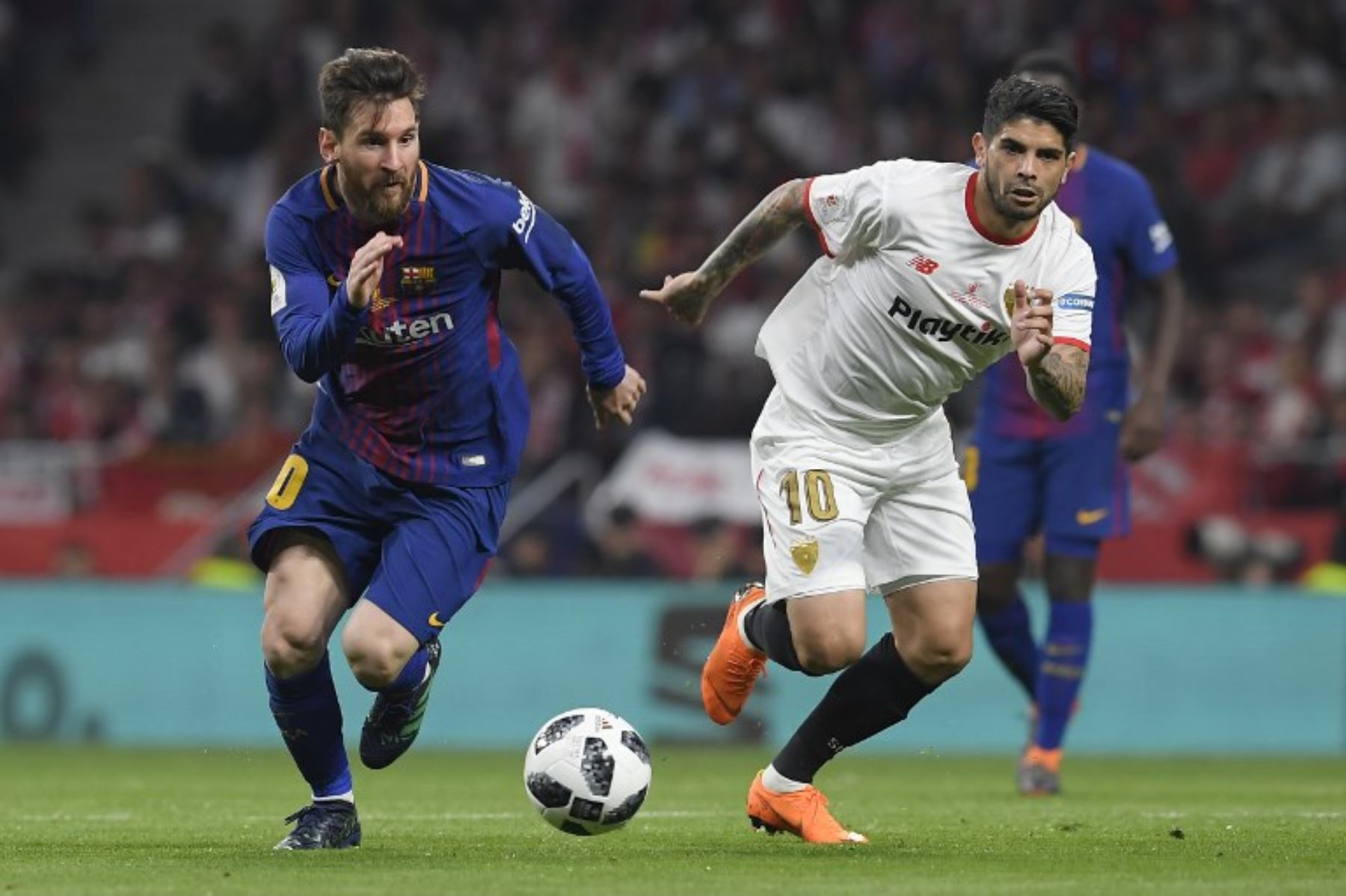 El delantero argentino Lionel Messi compite con el centrocampista argentino Ever Banega, durante el partido final de la Copa del Rey.Foto:AFP