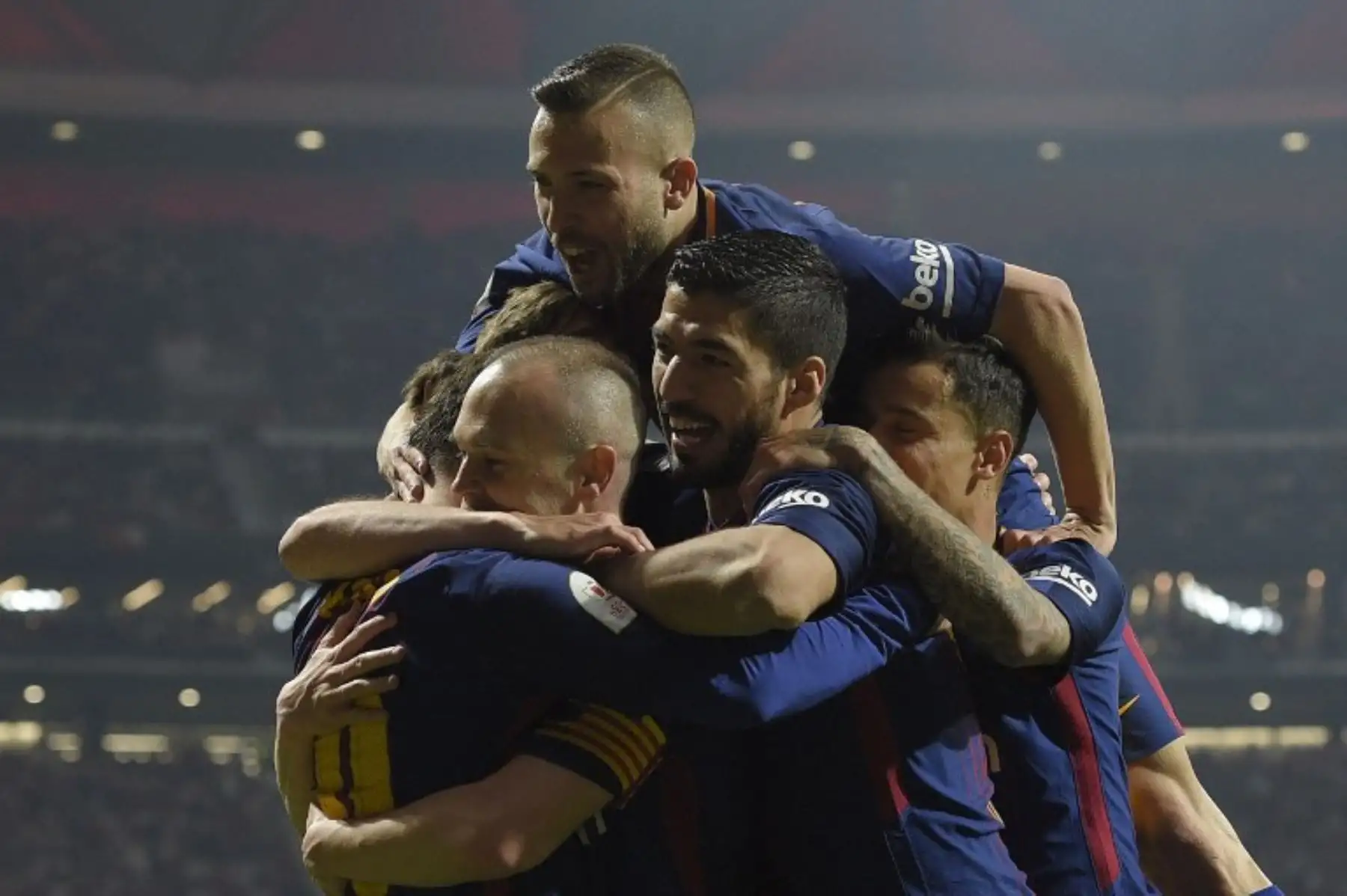 El español del Barcelona Andrés Iniesta celebra con sus compañeros después de anotar durante el partido final de la Copa del Rey de España.Foto:AFP