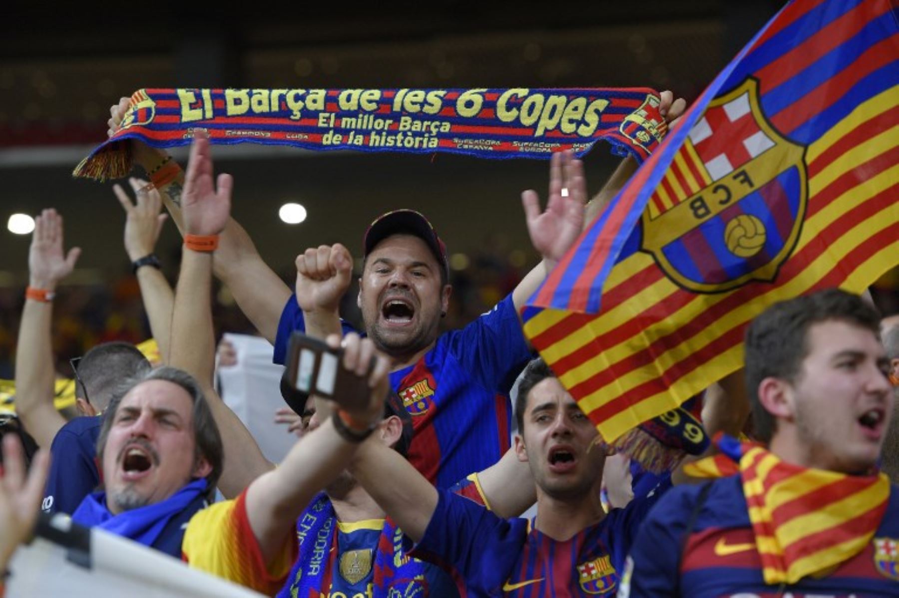 Los seguidores del Barcelona animan durante el partido de fútbol final de la Copa del Rey de España.Foto:AFP