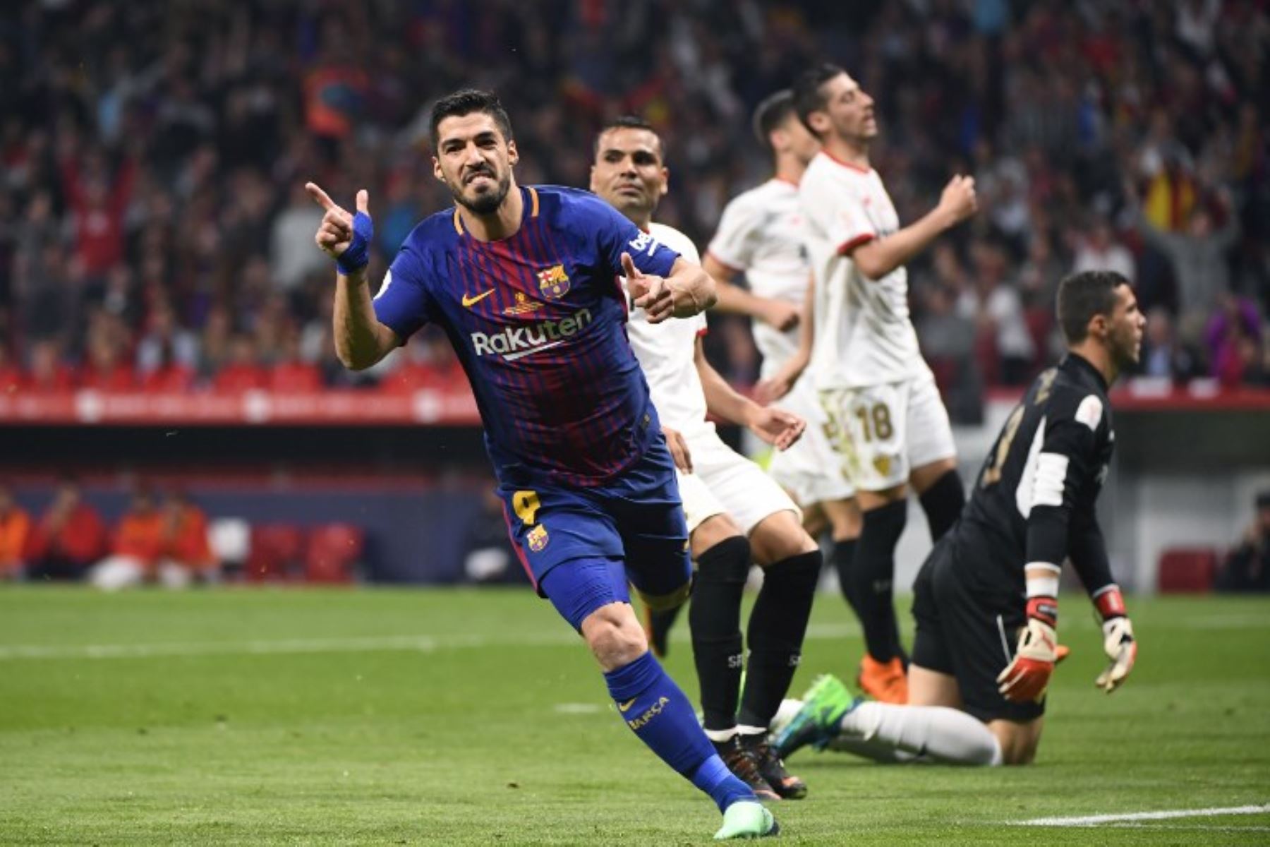 El delantero uruguayo del Barcelona, Luis Suárez, celebra después de anotar su segundo gol en el partido final de la Copa del Rey de España.Foto:AFP