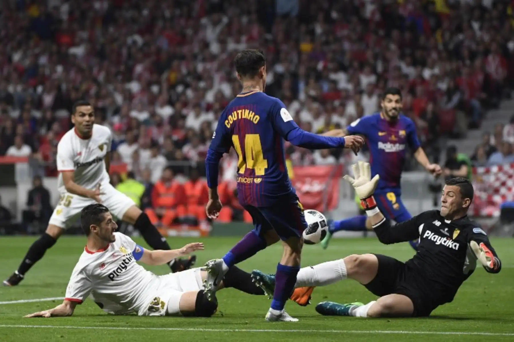 El centrocampista brasileño de arcelona Philippe Coutinho compite con el portero español Sevillano David Soria durante el partido de fútbol final español Copa del Rey.Foto:AFP