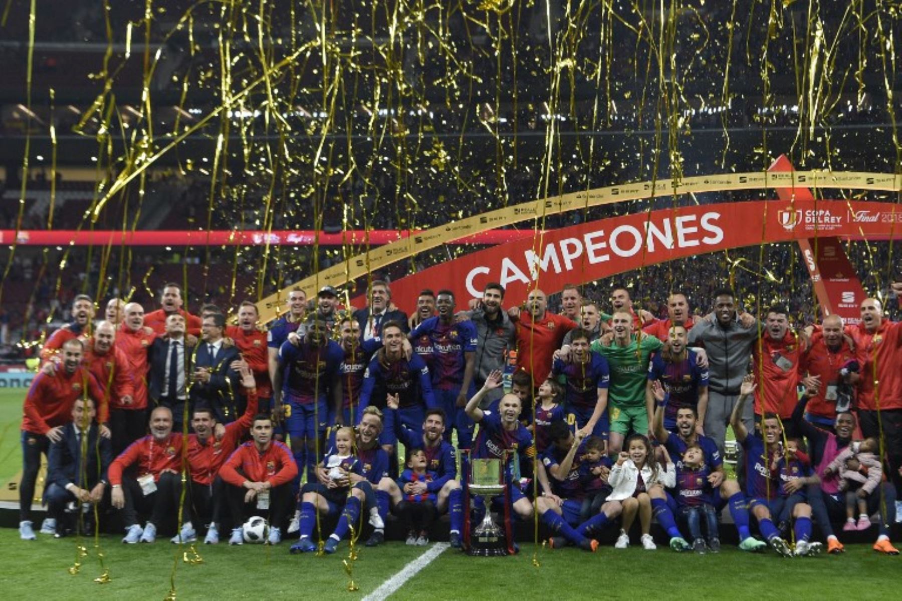 Los jugadores de Barcelona posan con el trofeo después de ganar el partido de fútbol final español Copa del Rey.Foto:AFP