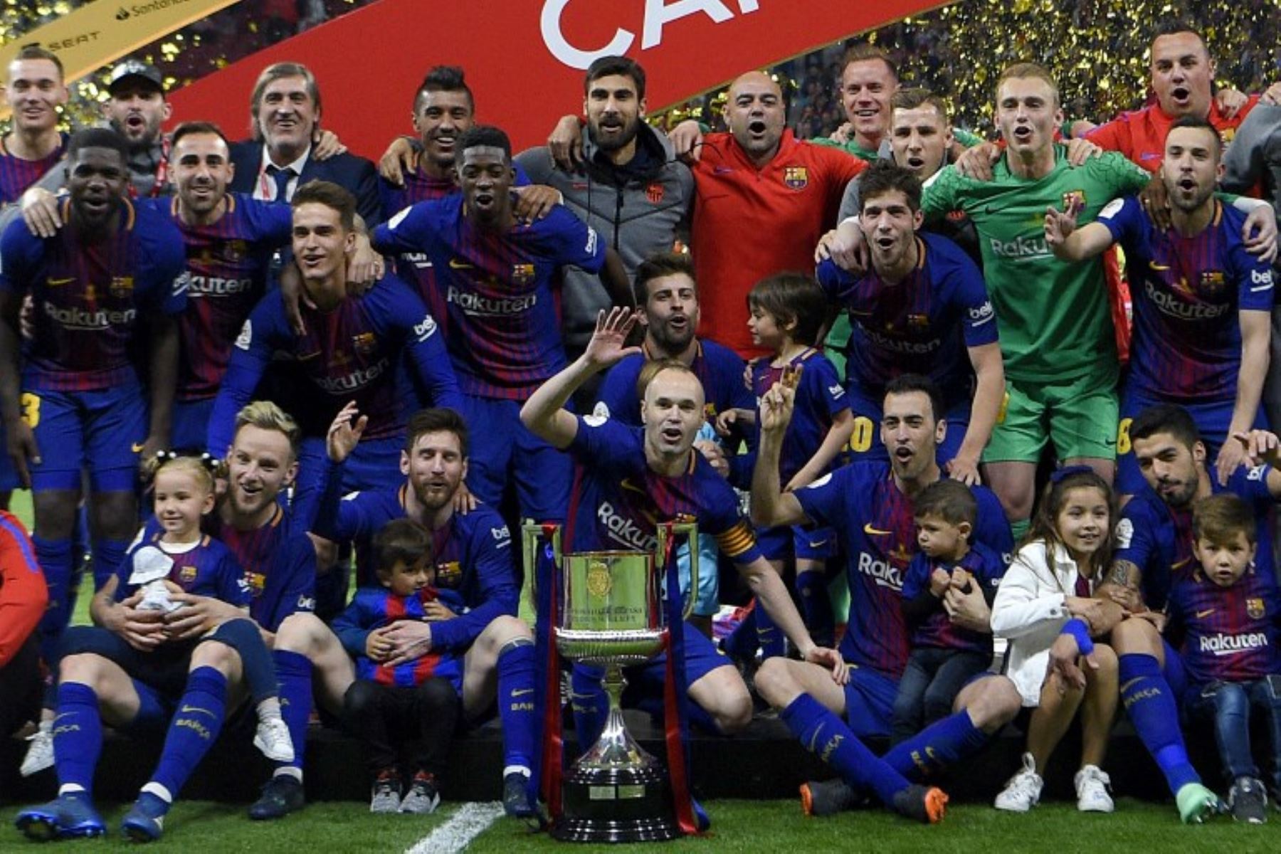 Los jugadores de Barcelona posan con el trofeo después de ganar el partido de fútbol final español Copa del Rey.Foto:AFP