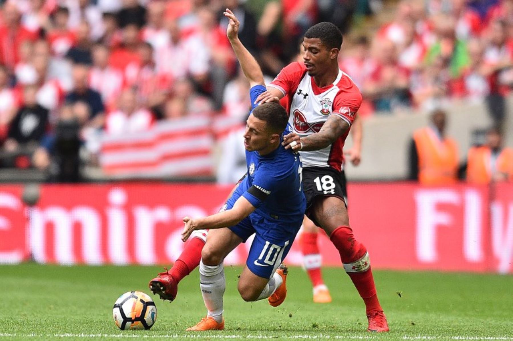 El centrocampista de Southampton Mario Lemina le comete una falta al centrocampista belga Eden Hazard durante el partido de fútbol de la semifinal inglesa FA Cup entre Chelsea y Southampton.Foto:AFP
