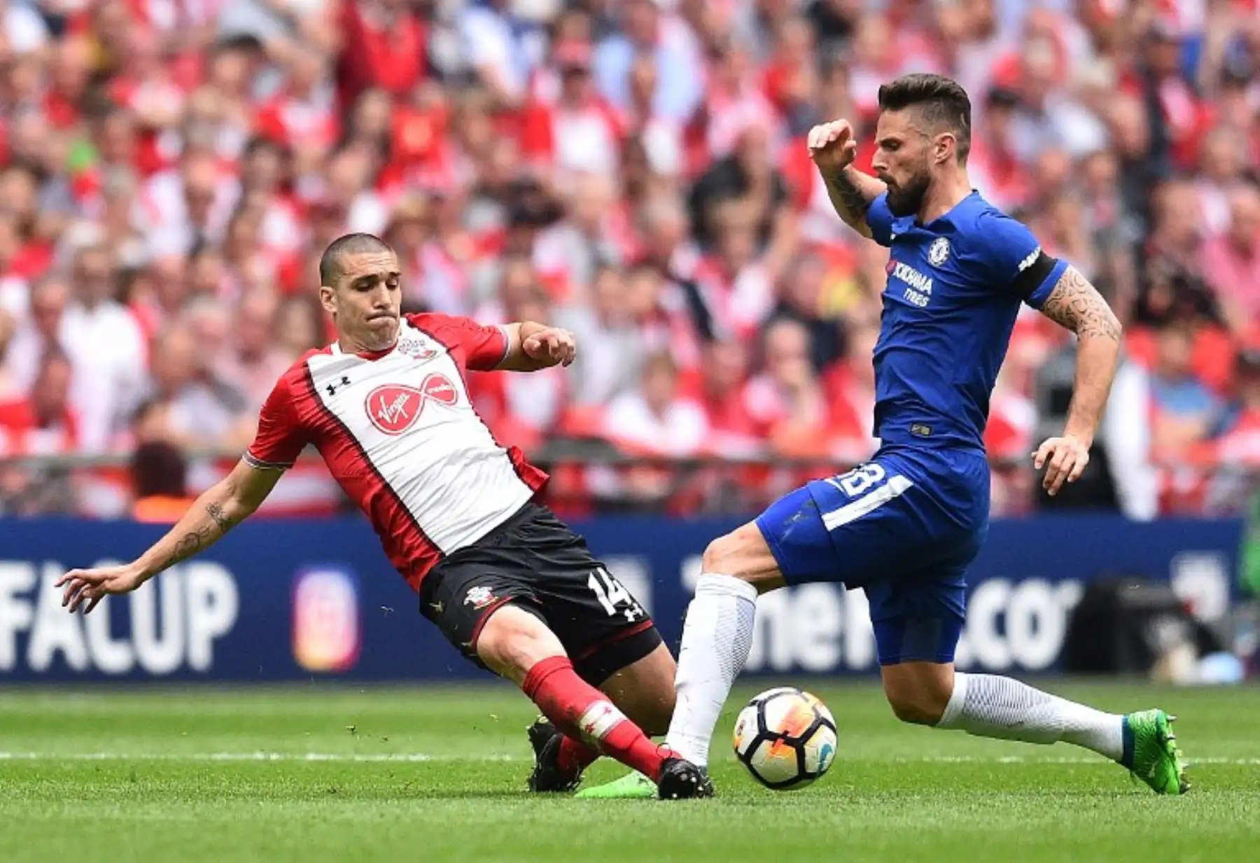 El mediocampista español del Southampton Oriol Romeu comete una falta en el partido del delantero francés del Chelsea Olivier Giroud durante el partido de fútbol de la semifinal inglesa FA Cup.Foto:AFP