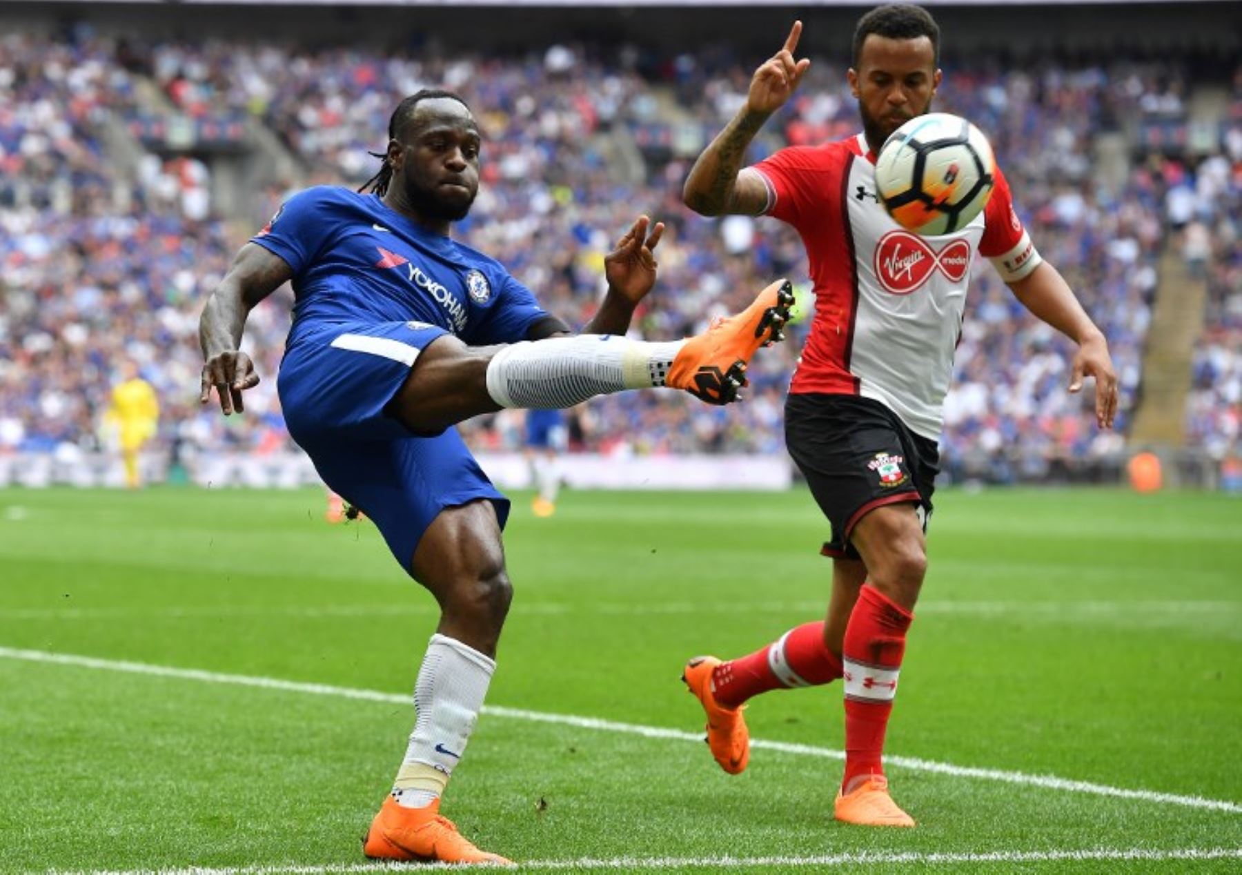El mediocampista nigeriano del Chelsea Victor Moses compite con el defensor inglés Southampton del Liverpool Ryan Bertrand durante el partido de fútbol de la semifinal inglesa FA Cup.Foto:AFP