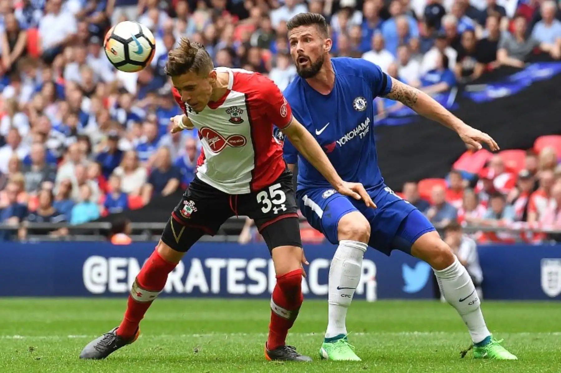 El defensa polaco del Southampton Jan Bednarek  despeja el balón del camino del delantero francés del Chelsea Olivier Giroud durante el partido de fútbol de la semifinal inglesa FA Cup.Foto:AFP