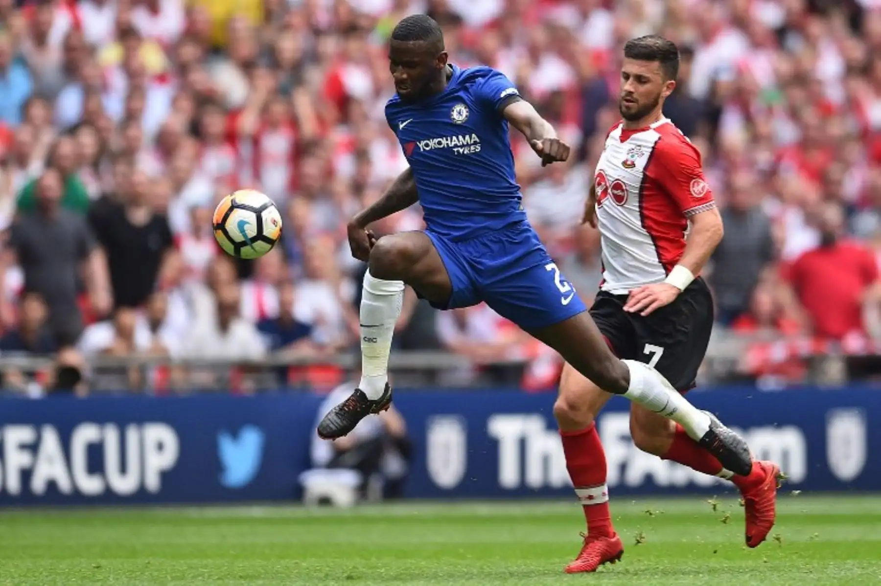 El delantero irlandés Shane Long del Southampton compite con el defensor del Chelsea Antonio Rudiger durante el partido de fútbol de la semifinal inglesa FA Cup entre Chelsea y Southampton.Foto:AFP